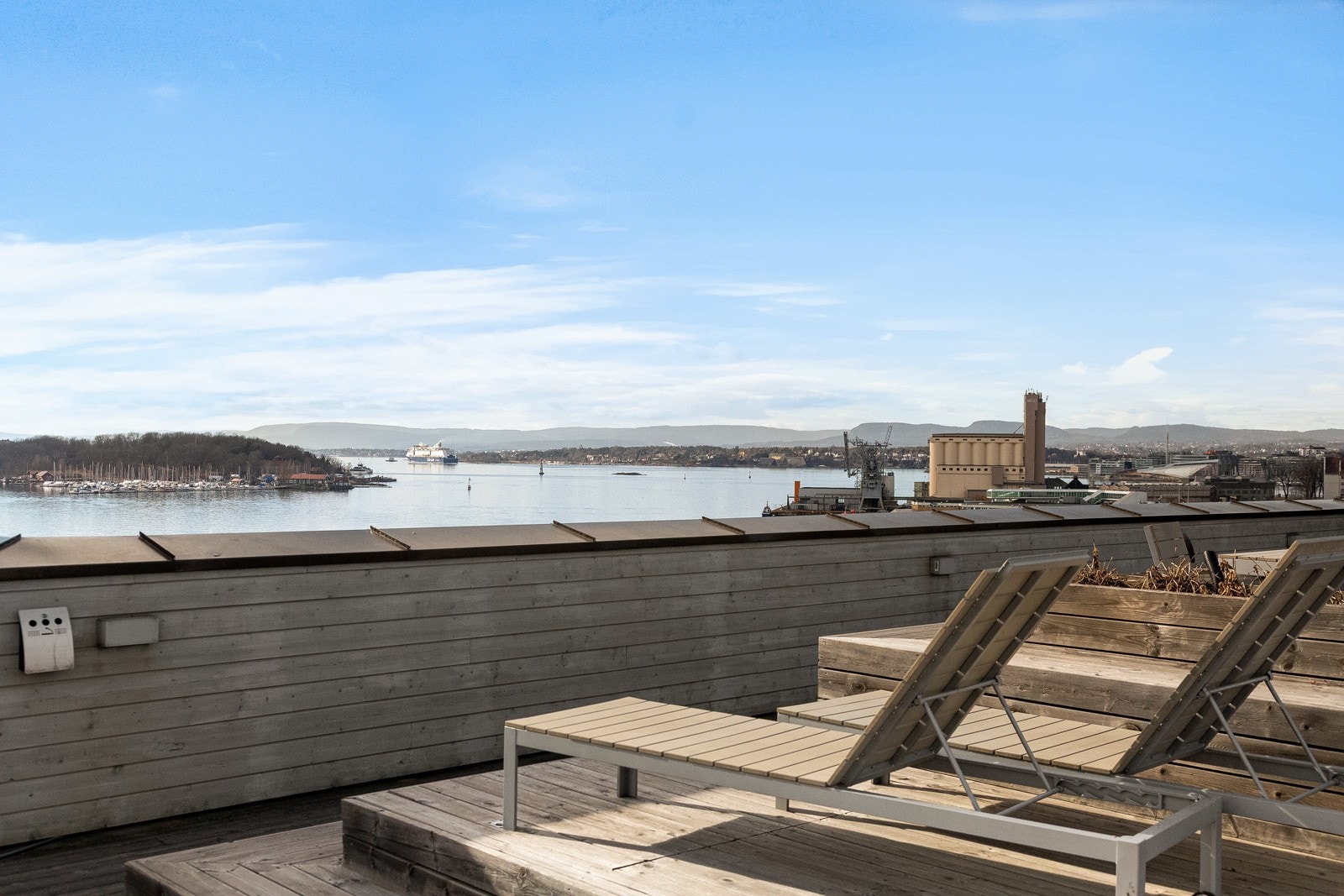 Nydelig utsikt fra takterrassen. Her kan man også nyte flott fyrverkeri på nyttårsaften! Galleribilde