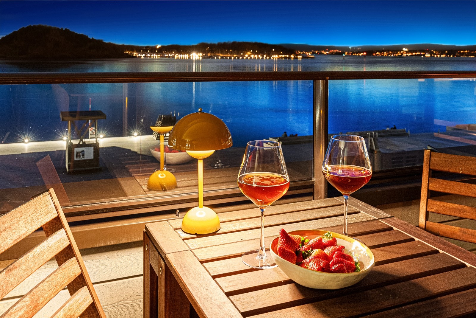 Det er fort gjort å få lyst på et kveldsbad når nærmeste nabo er flott sandstrand og sjøbad! Galleribilde