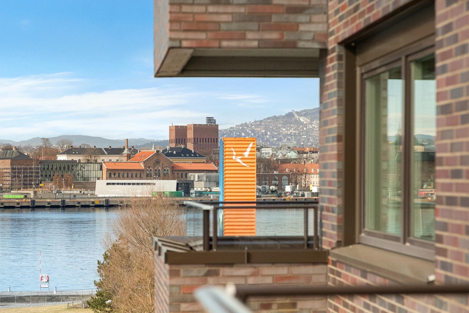 Utsikt mot Rådhuset og Holmenkollen fra balkongen. Galleribilde