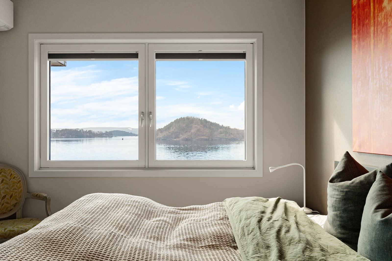 I likhet med øvrige rom i leiligheten kan man også her nyte unik sjøutsikt fra soveromsvinduet. Galleribilde