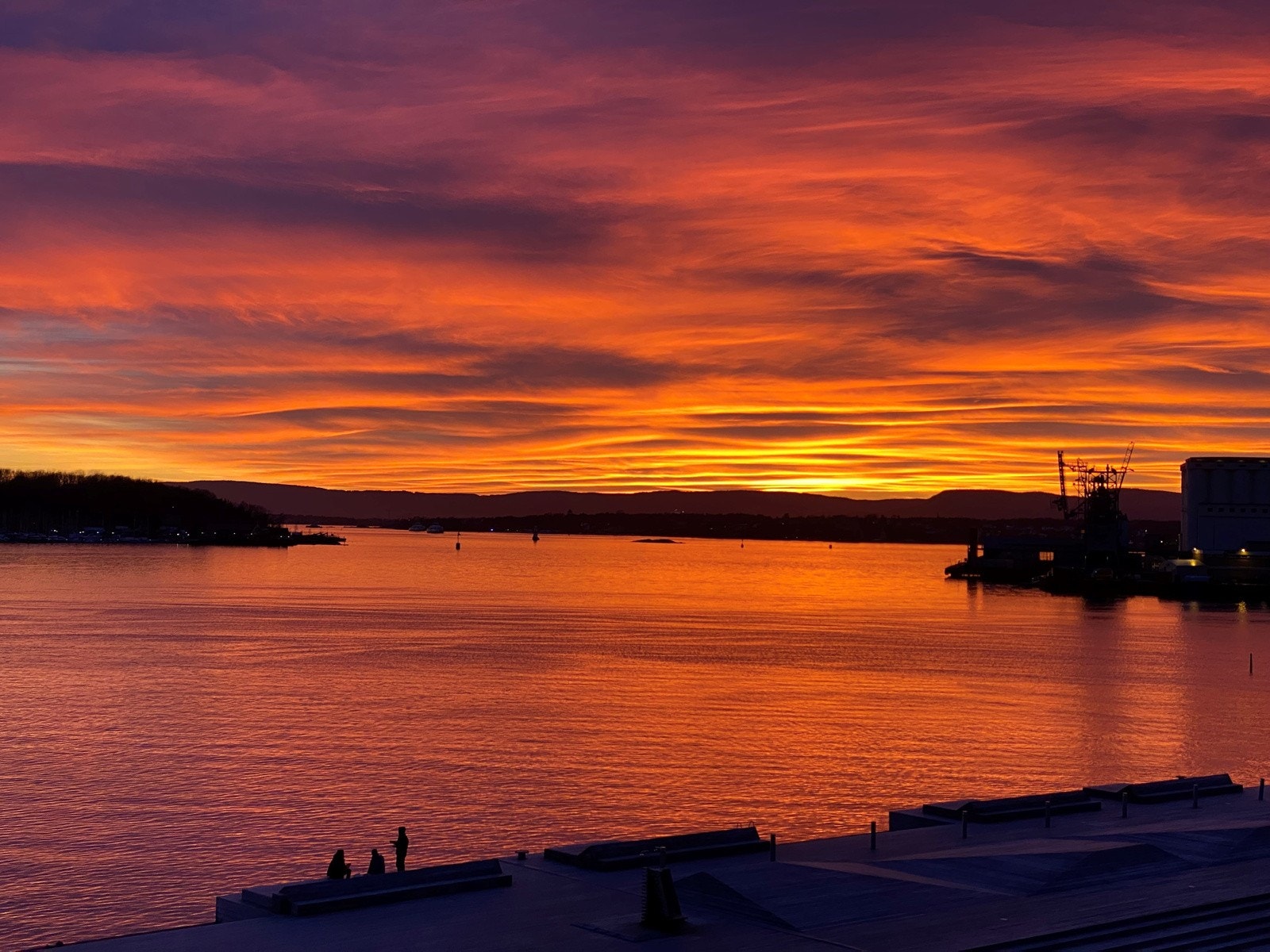 Selgers bilde fra balkongen under solnedgang. Galleribilde