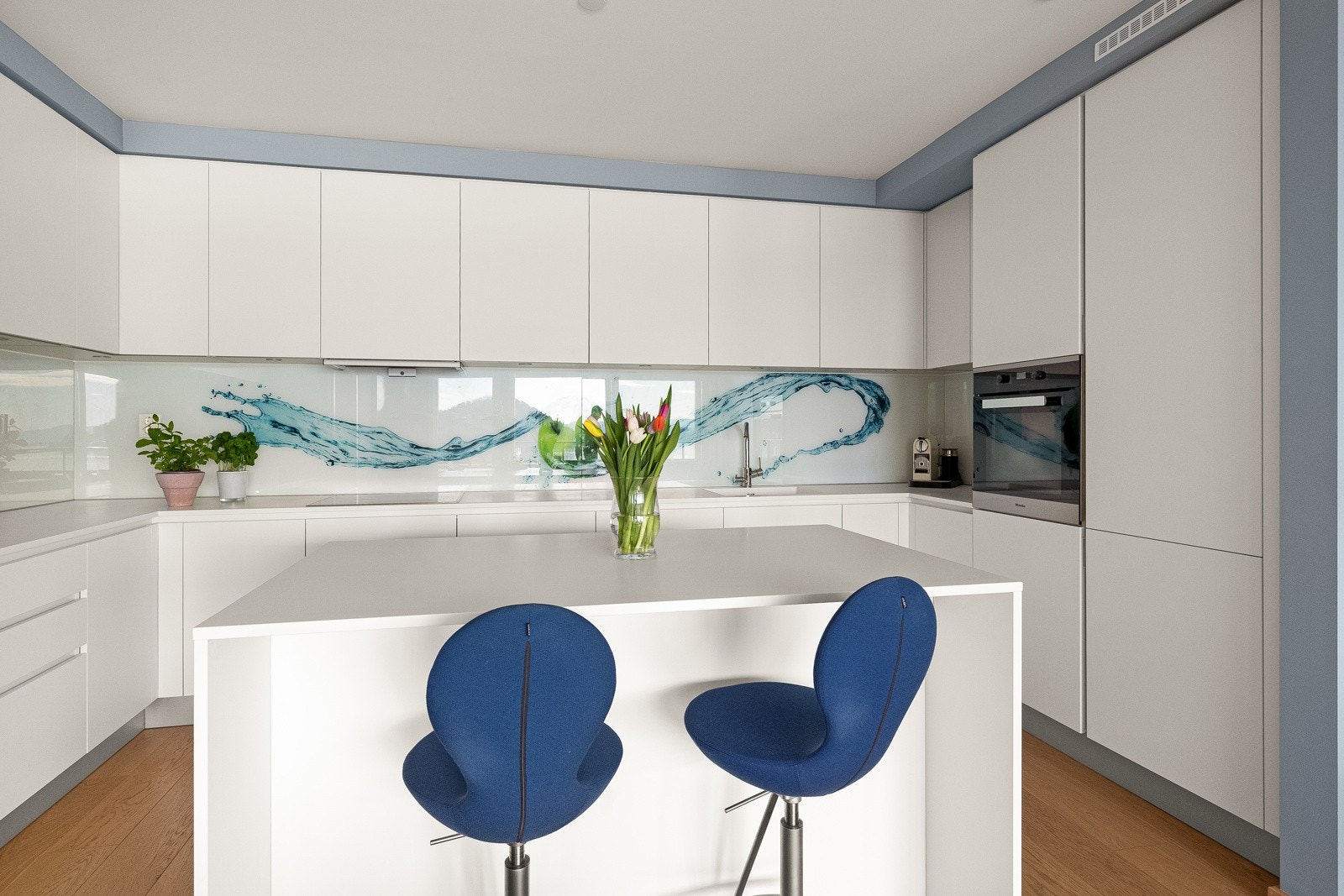 Den takhøye kjøkkeninnredningen er utstyrt med helintegrerte hvitevarer fra kvalitetsleverandøren Miele som induksjonsplatetopp, stekeovn, oppvaskmaskin, vinskap og kjøle-/fryseskap. Galleribilde