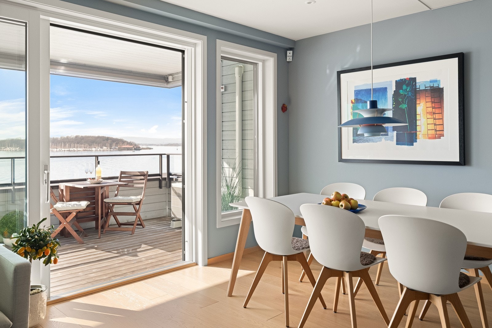 Leiligheten holder en gjennomgående høy standard på overflater, materialvalg, innredning og utstyr. Galleribilde