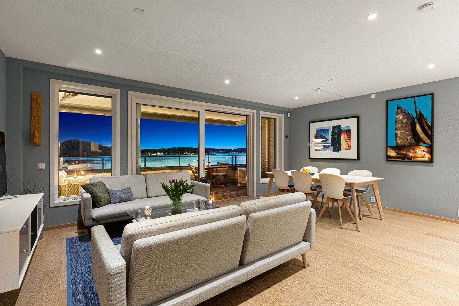 Fra stuevinduene og balkongen kan man nyte vakker solnedgang. Galleribilde