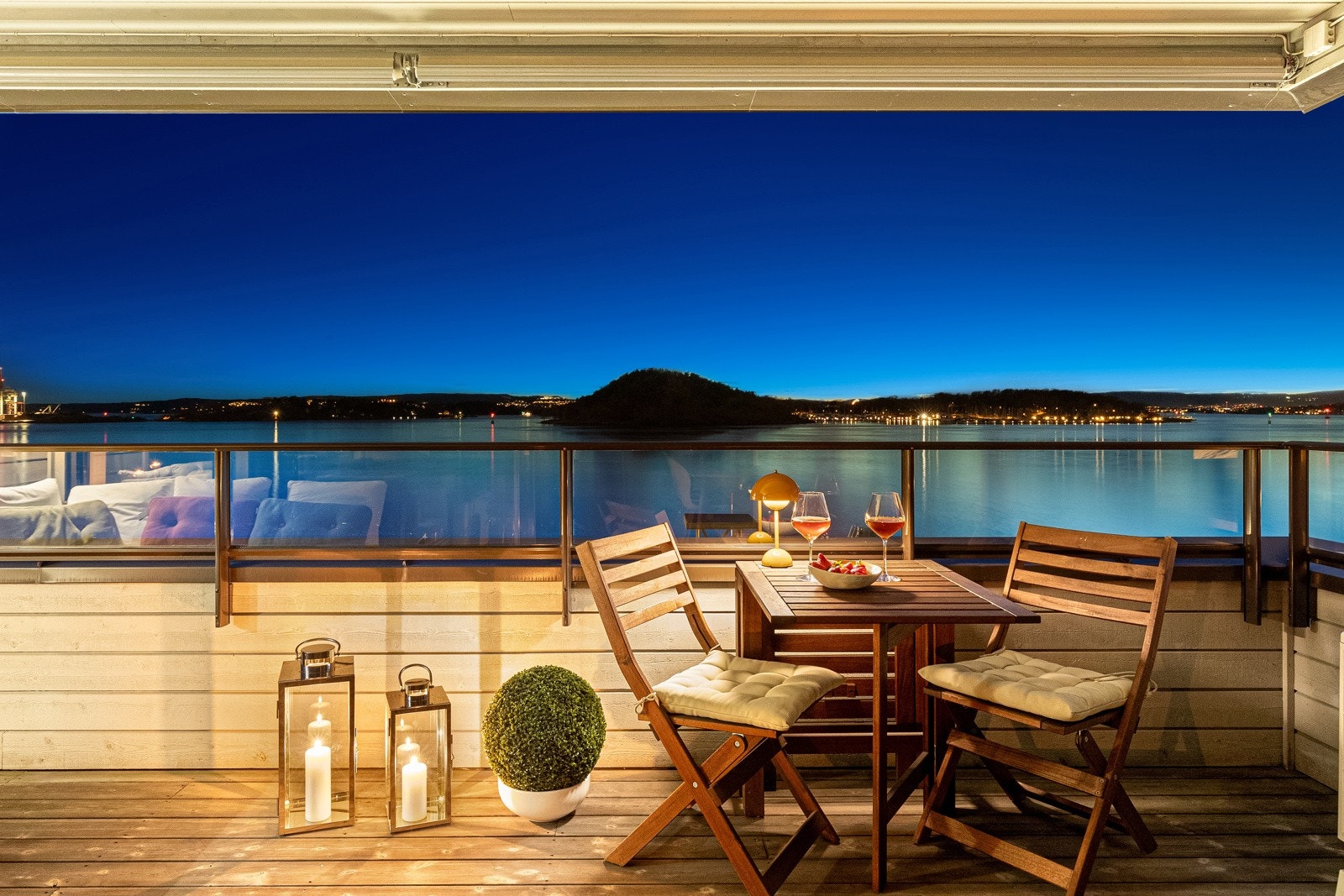 Kveldsstemning på balkongen. Galleribilde