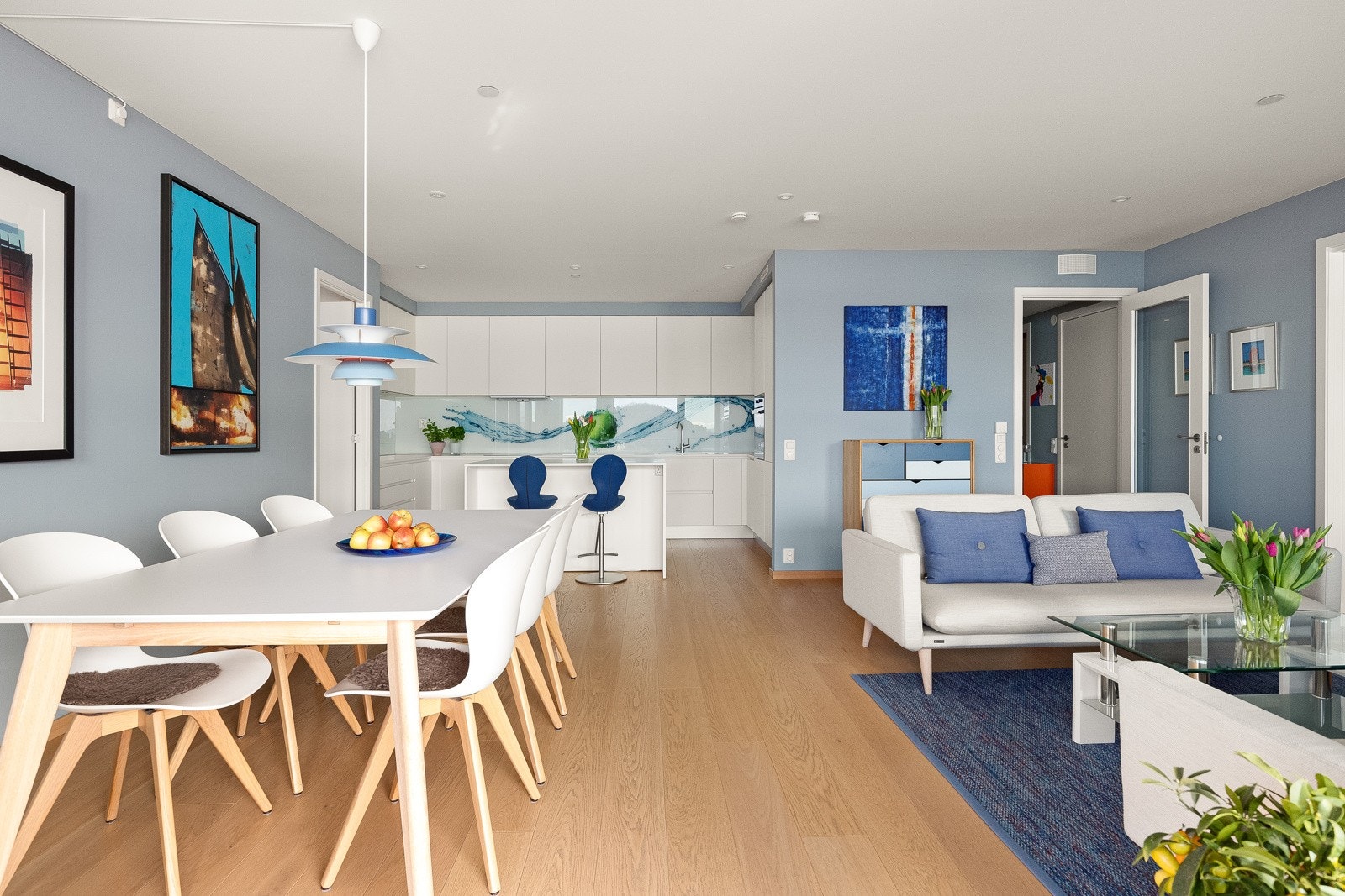 Topp-moderne fasiliteter som soneregulert gulvvarme, balansert ventilasjon, trappefri adkomst med heis til alle plan, samt mulighet for kjøp av garasjeplass med elbillader i tilknyttet, oppvarmet garasjeanlegg med direkte heisadkomst. Galleribilde