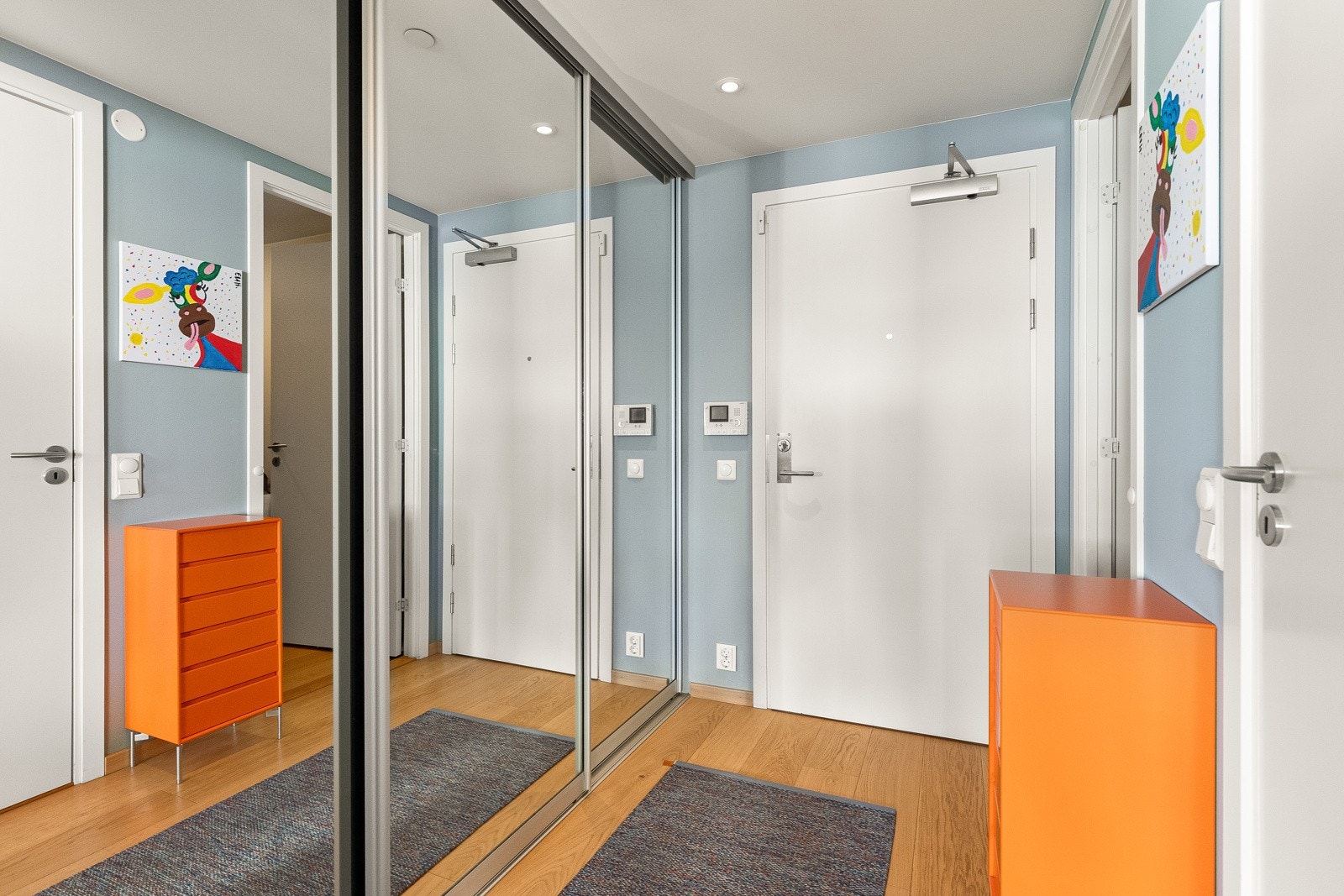 Flott entré/gang med svært gode oppbevaringsmuligheter i stor skyvedørsgarderobe med speilfronter levert av Garderobemannen, samt romslig tilknyttet garderoberom/intern bod. Galleribilde