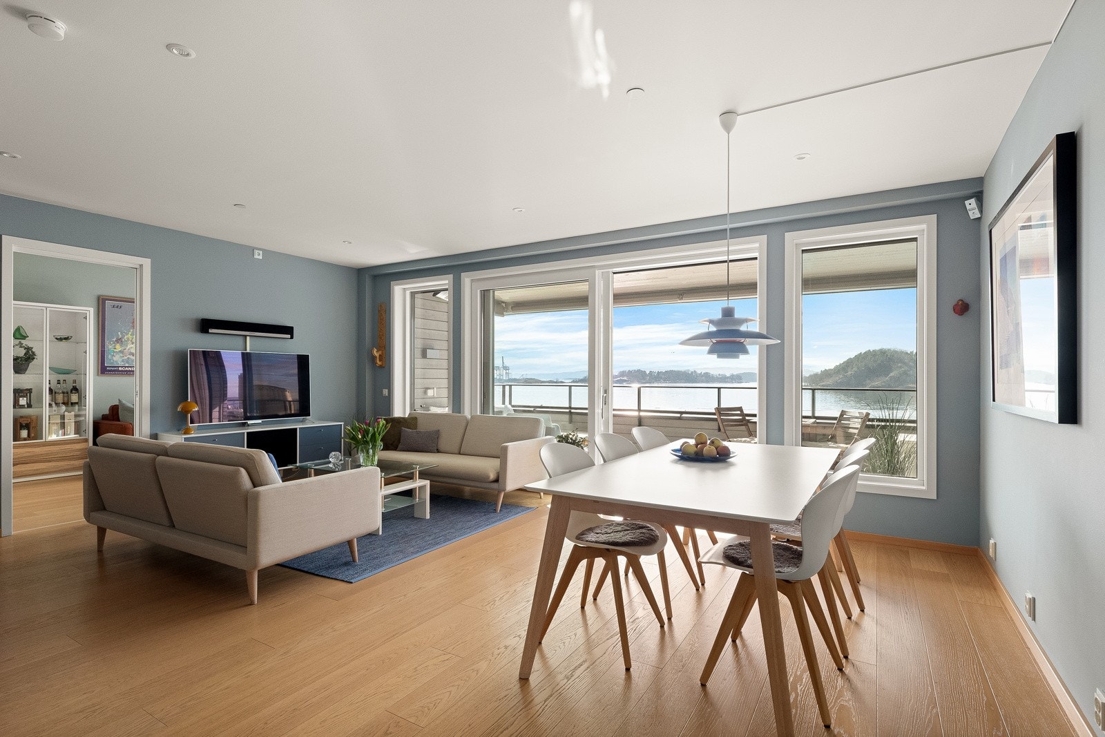 Leiligheten preges av store vindusflater som gir rikelig med naturlig lys og fantastisk sjøutsikt fra alle oppholdsrom. Galleribilde