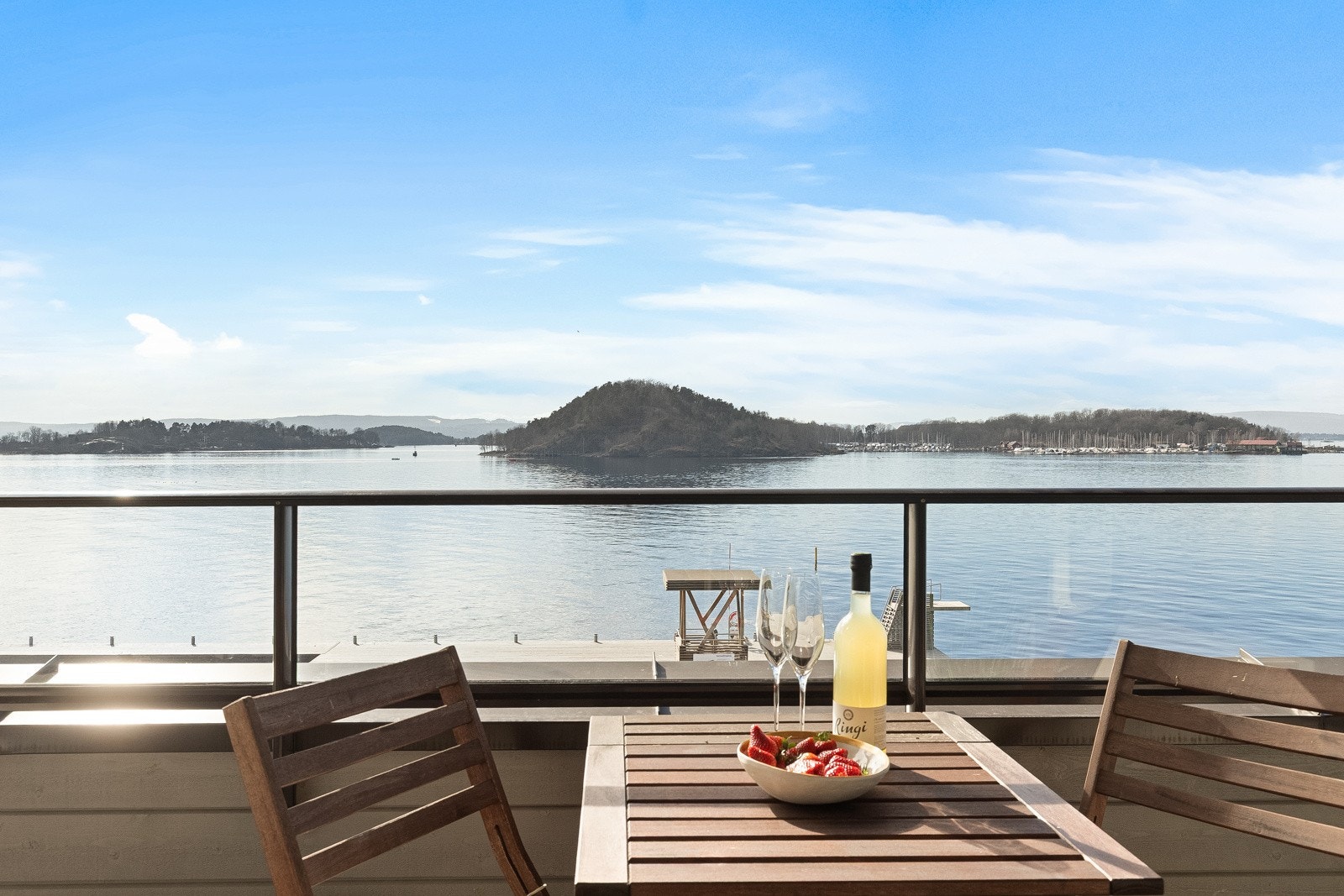 Den svært gode interne beliggenheten i prosjektet gir ingen gjenboere, men følelsen av sjø rett utenfor vinduene. Galleribilde