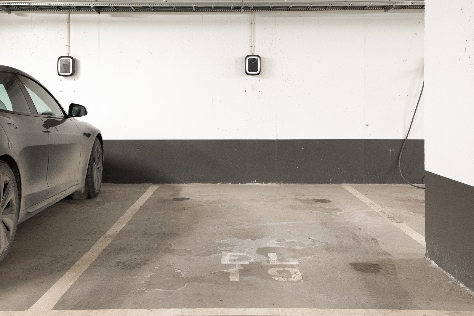 Dagens eier har garasjeplass i tilknyttet, oppvarmet garasjeanlegg med direkte heisadkomst fra leilighetsplan. Det er montert lader for el-bil på plassen. Garasjeplassen kan kjøpes i tillegg for kr. 1.100.000 + omkostninger. Galleribilde