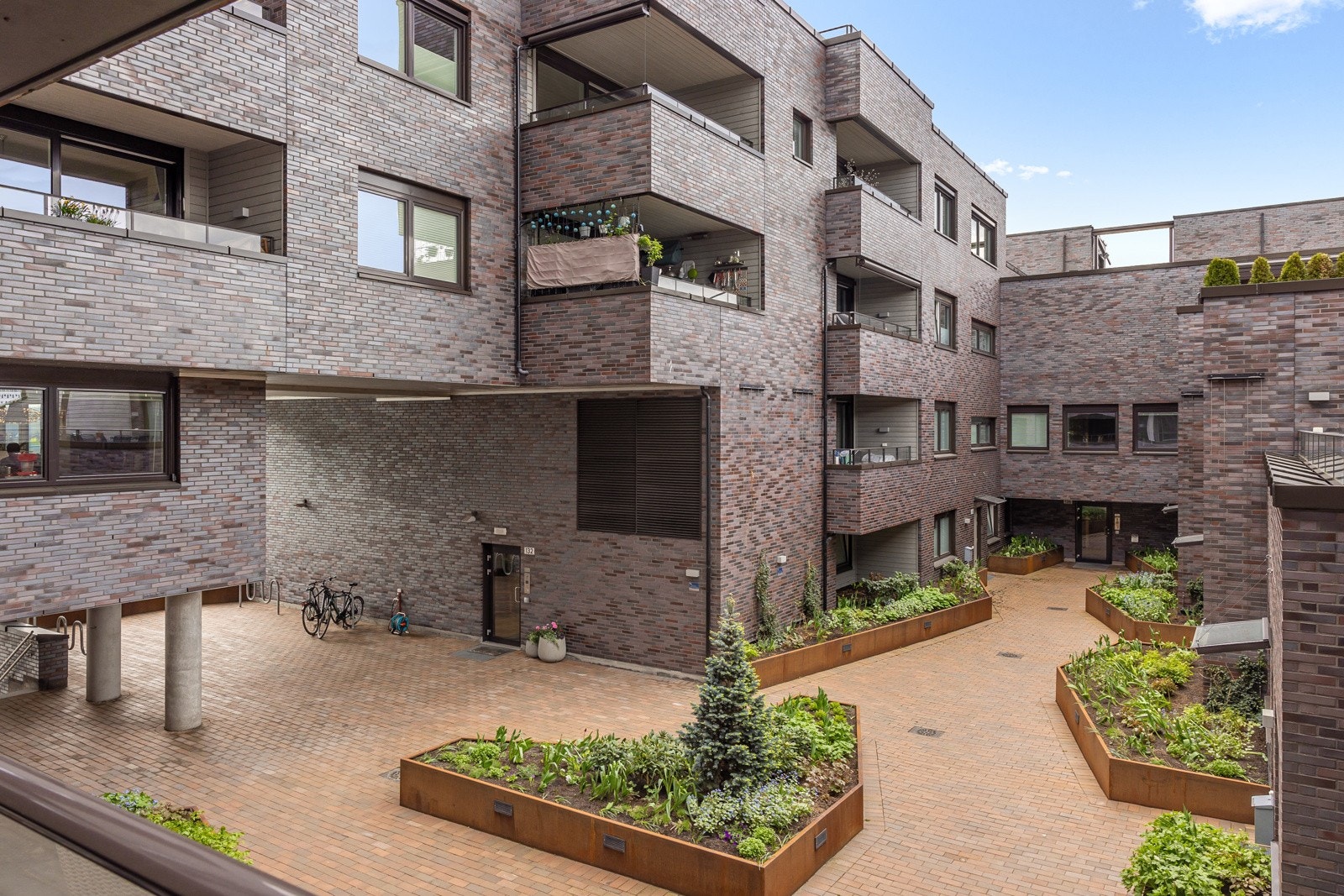 Flott gårdsrom og inngangsparti. Her får man et meget godt førsteinntrykk! Galleribilde