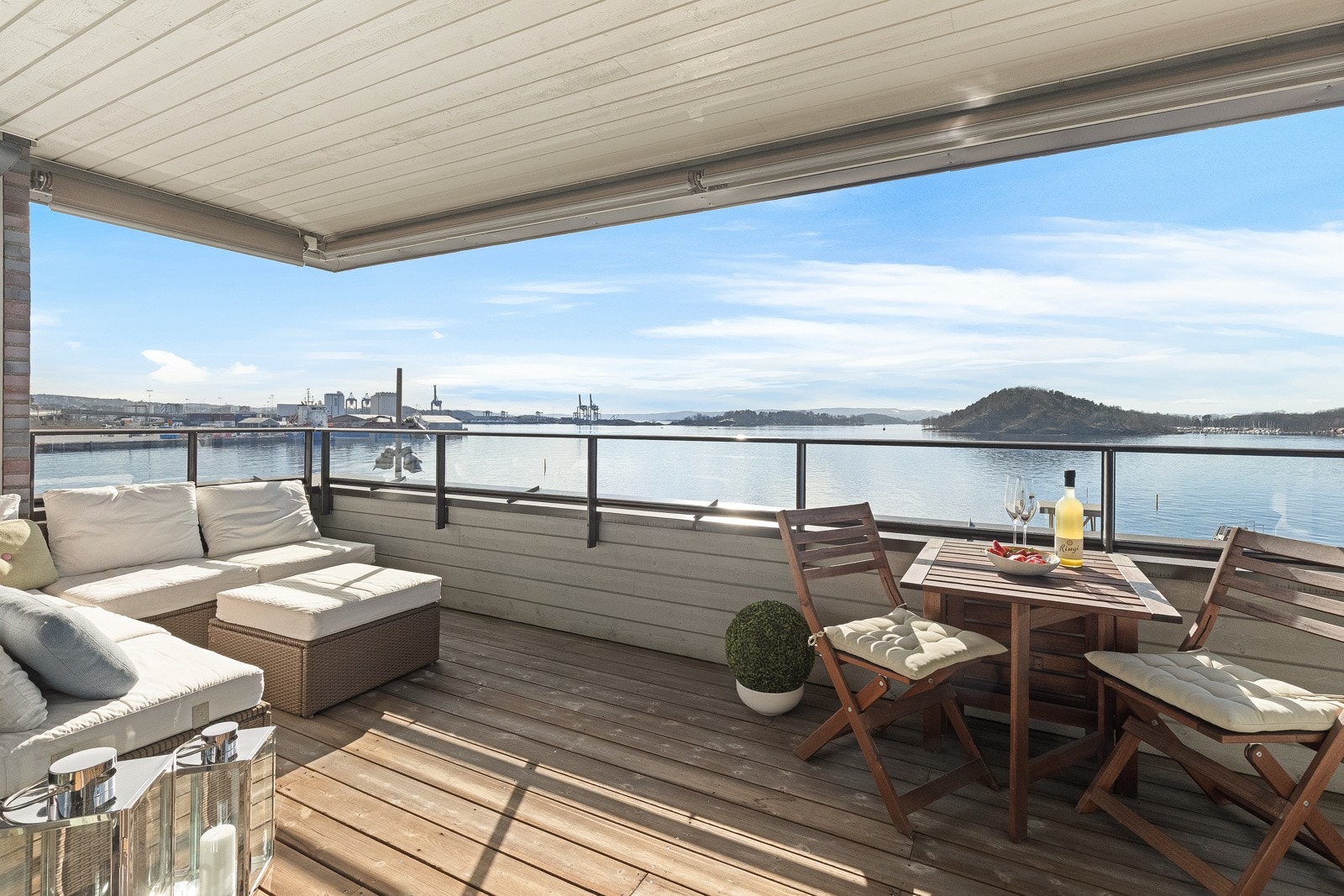 Sjelden og romslig 3-roms frontside-/sjøleilighet (selveier) med unik og maritim beliggenhet helt ytterst på Sørengkaia! Galleribilde