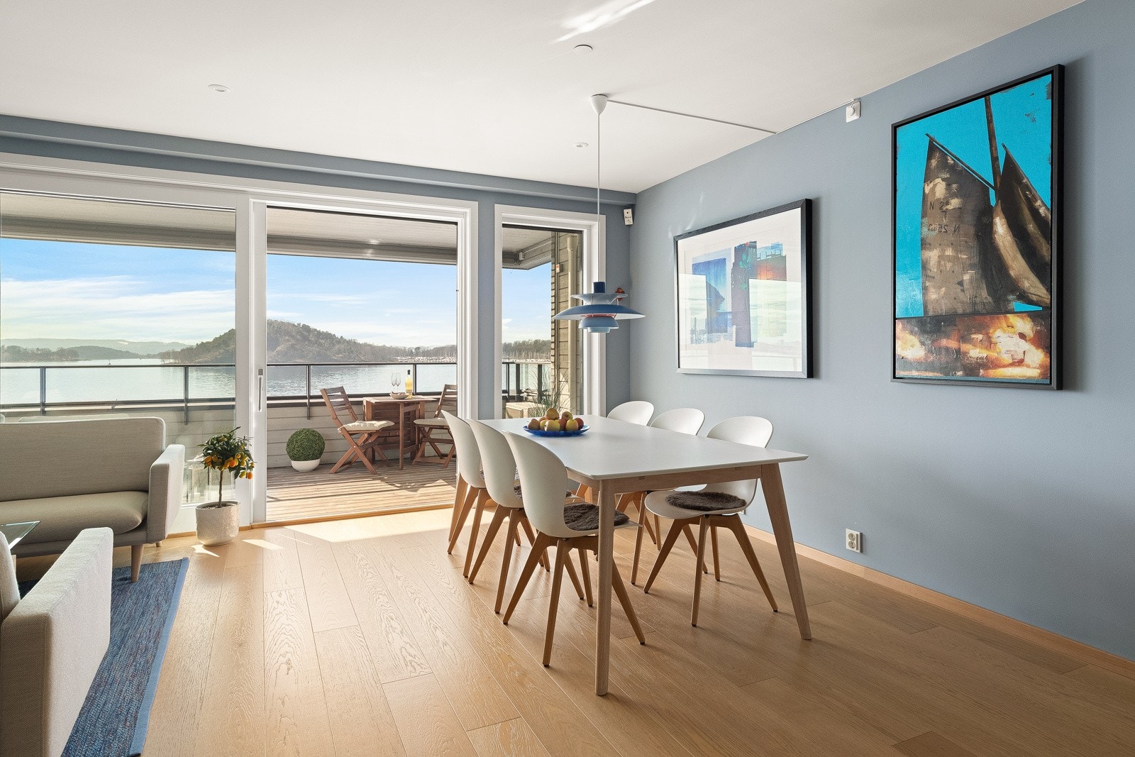 Leiligheten er rikelig utstyrt med solskjerming på alle vinduer levert av Solskjermingsgruppen, samt solskjerming via screens på balkongen, levert av Kjells Markiser. Galleribilde