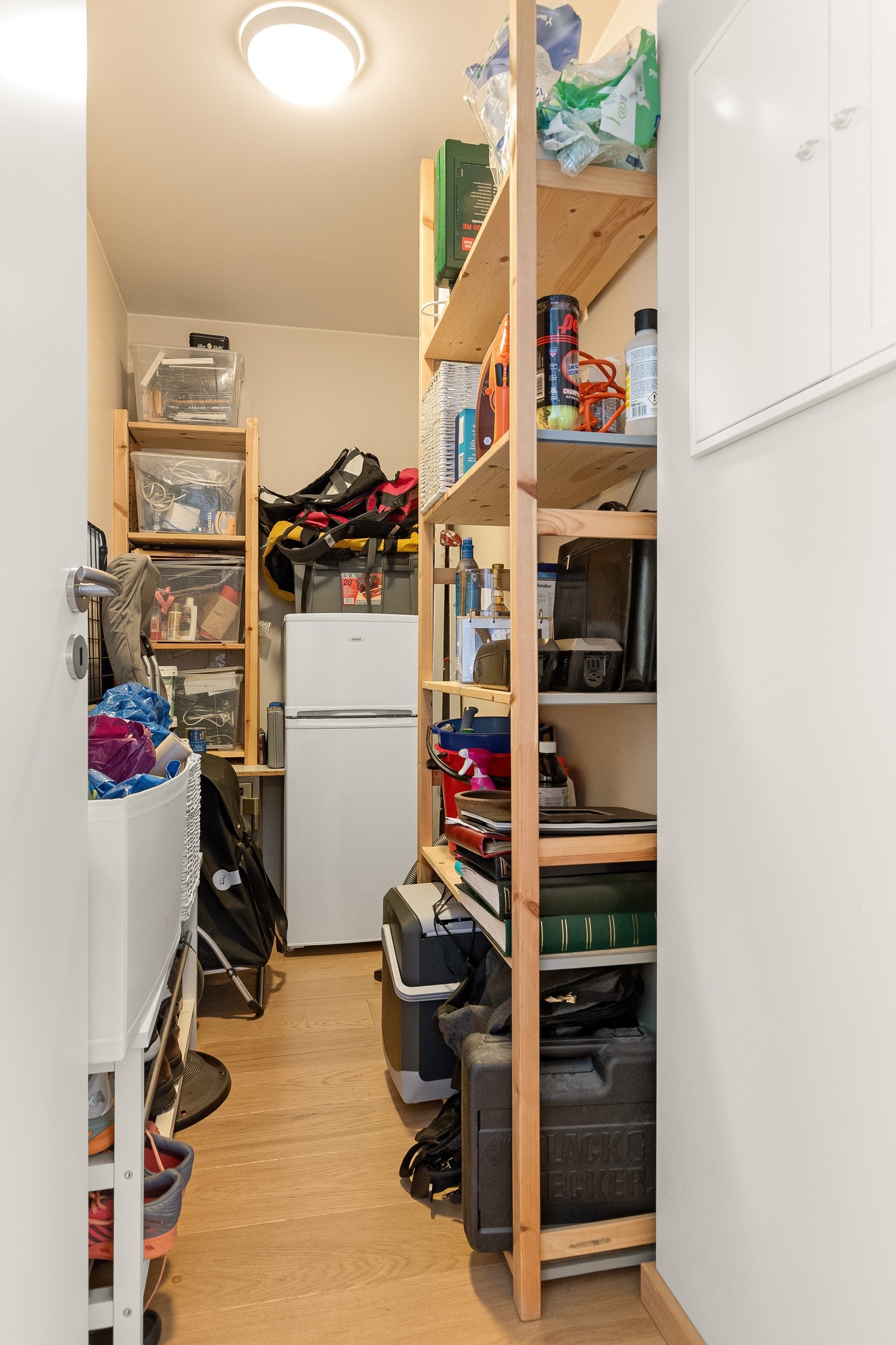 Praktisk garderoberom/bod tilknyttet entréen/gangen. Galleribilde