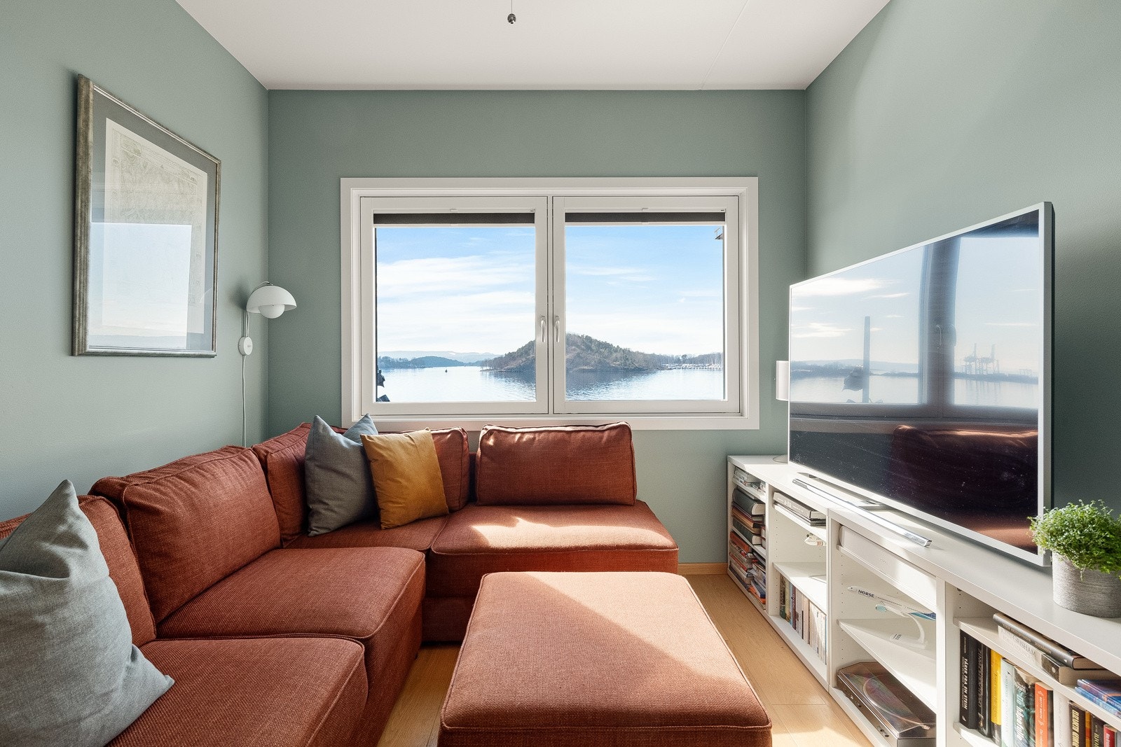 Soverom 2: I likhet med hovedsoverommet har man også her nydelig utsikt mot Oslofjorden og Hovedøya. Soverommet er utstyrt med integrert garderobeinnredning. Galleribilde