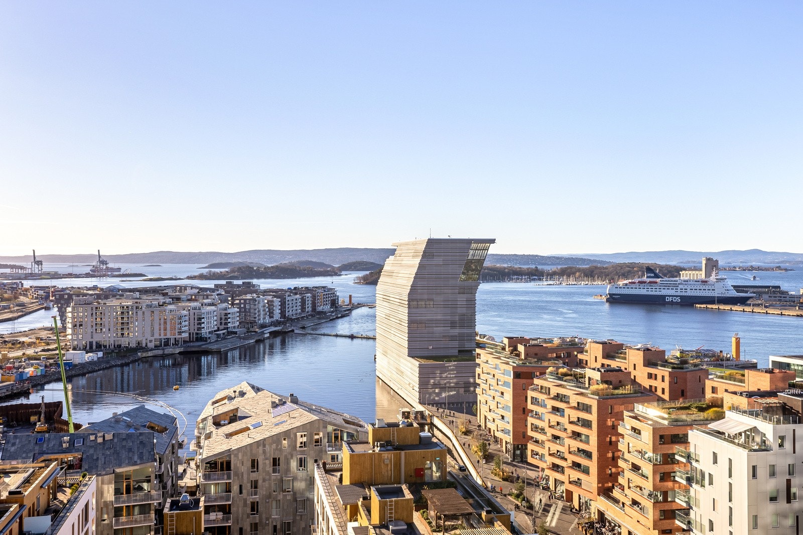 Rett utenfor døren kan du hoppe fra sandete badesko og saltvann til fasjonable restauranter og shopping. Galleribilde