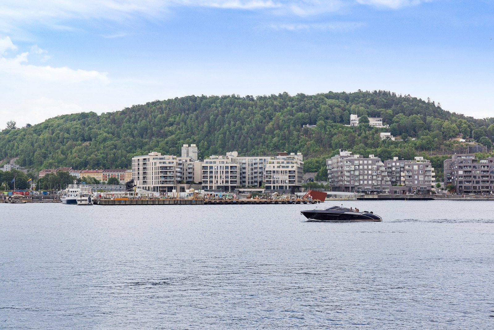 Boliger og sjø i flott harmoni! Galleribilde