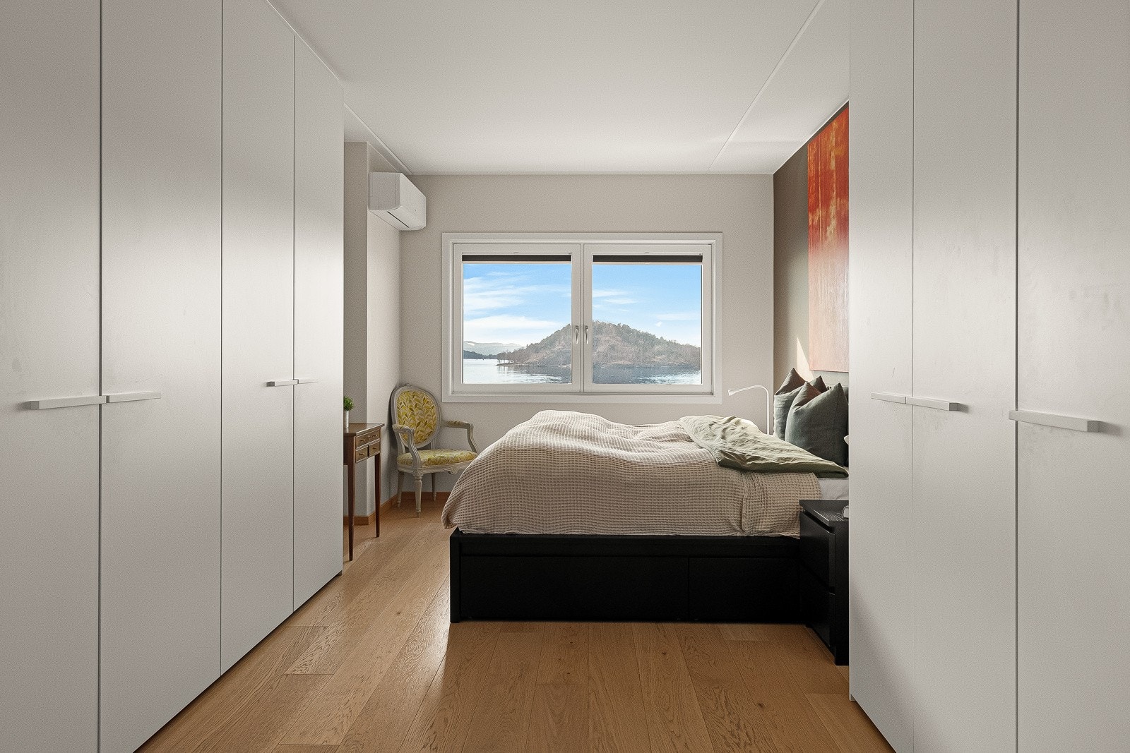 Hovedsoverommet er utstyrt med gigantisk garderobeinnredning av typen Senzafine Bianco 01 fra Poliform. Galleribilde