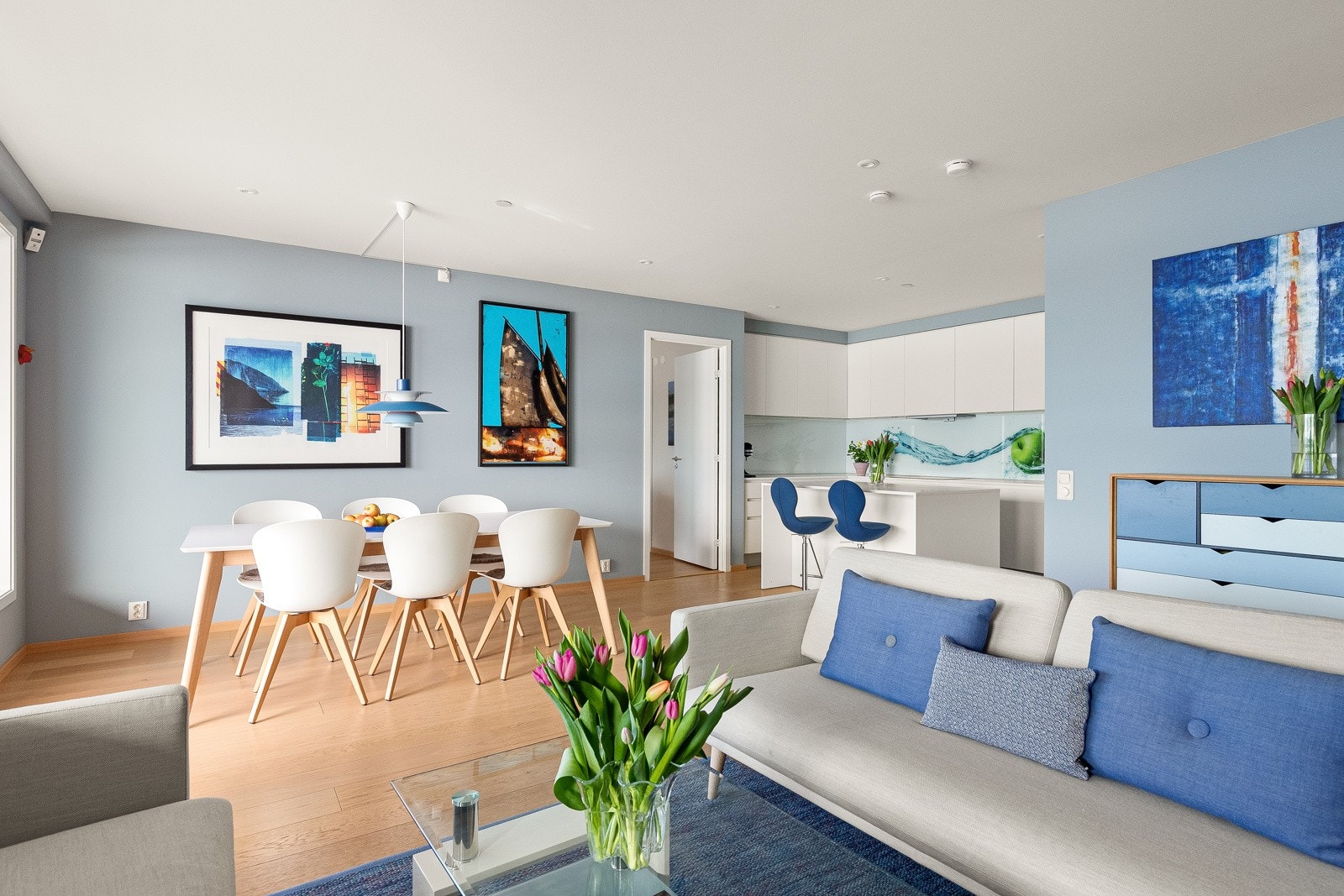 Lekkert enstavs parkettgulv av eik, veggflater i lekre farger valgt av fargedesigner og et stilrent kjøkken levert av den italienske kvalitetsleverandøren Varenna med helintegrerte hvitevarer fra Miele. Galleribilde