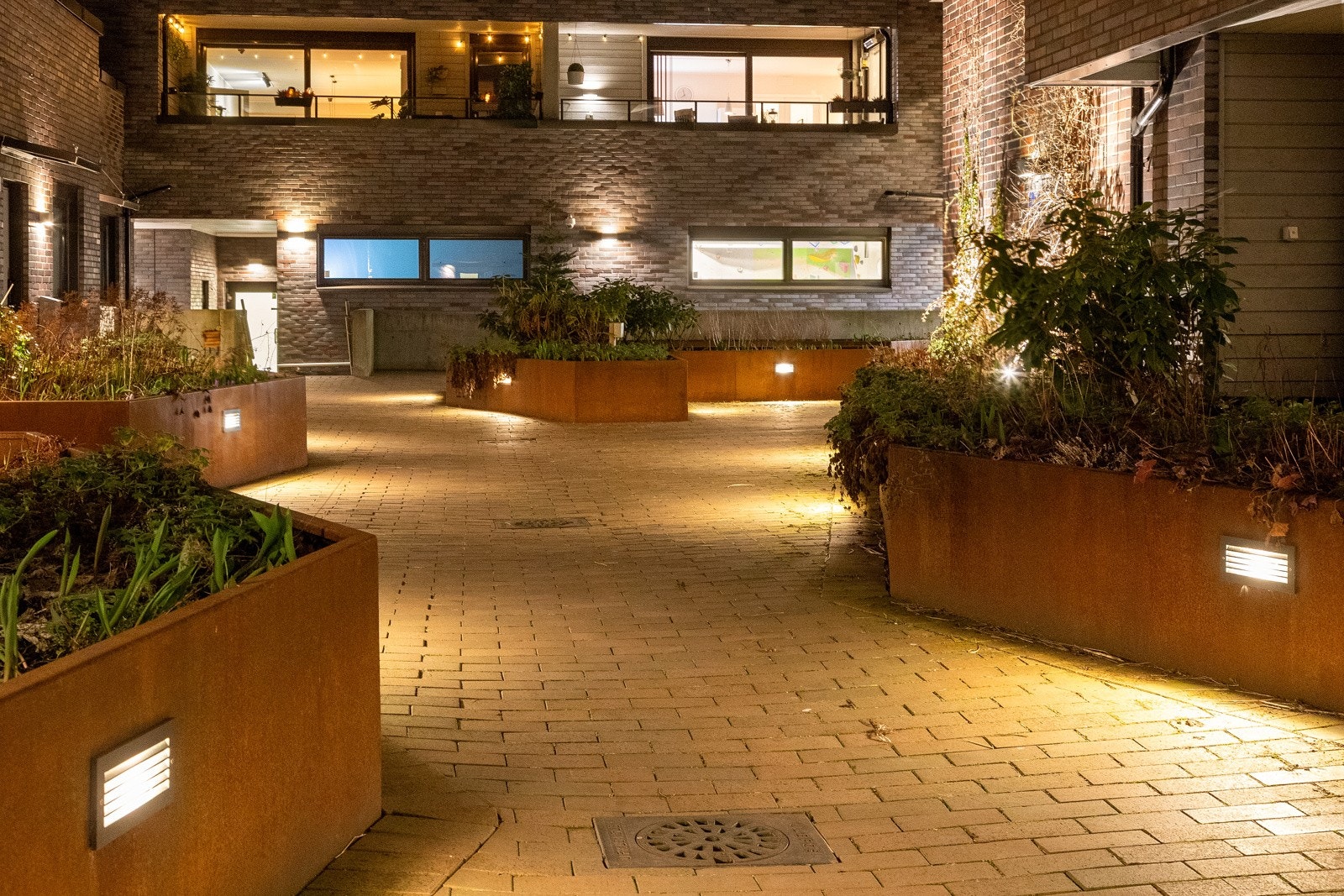 Gårdsrommet og inngangspartiet har flott belysning på kveldstid. Galleribilde