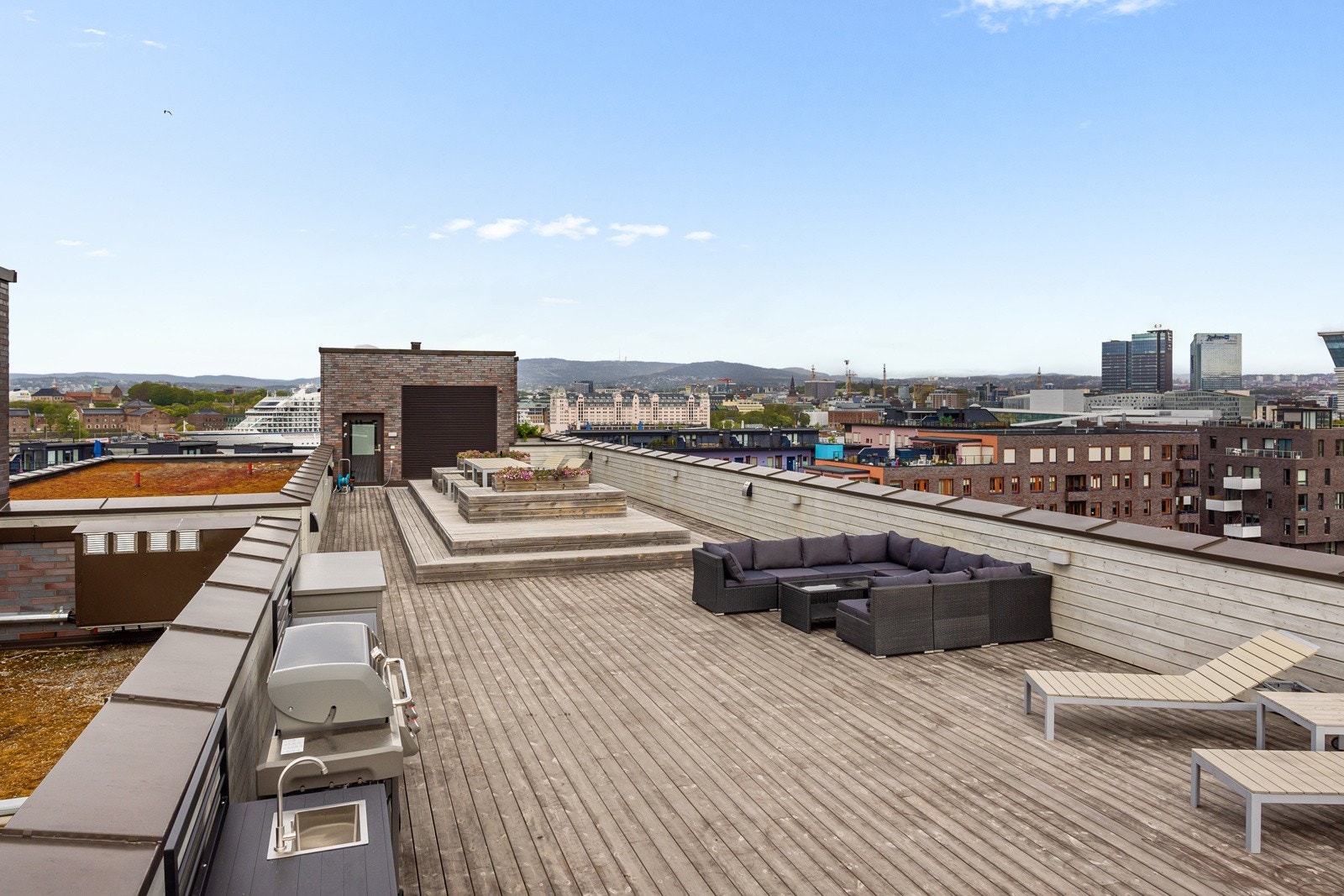 Sameiet har en gigantisk felles takterrasse med panoramautsikt over Oslo by og fjord. Her er det felles grill, sittegrupper, utekjøkken og beplantning. Takterrassen har også et praktisk, tilknyttet toalett til bruk for de som benytter seg av takterrassen. Galleribilde