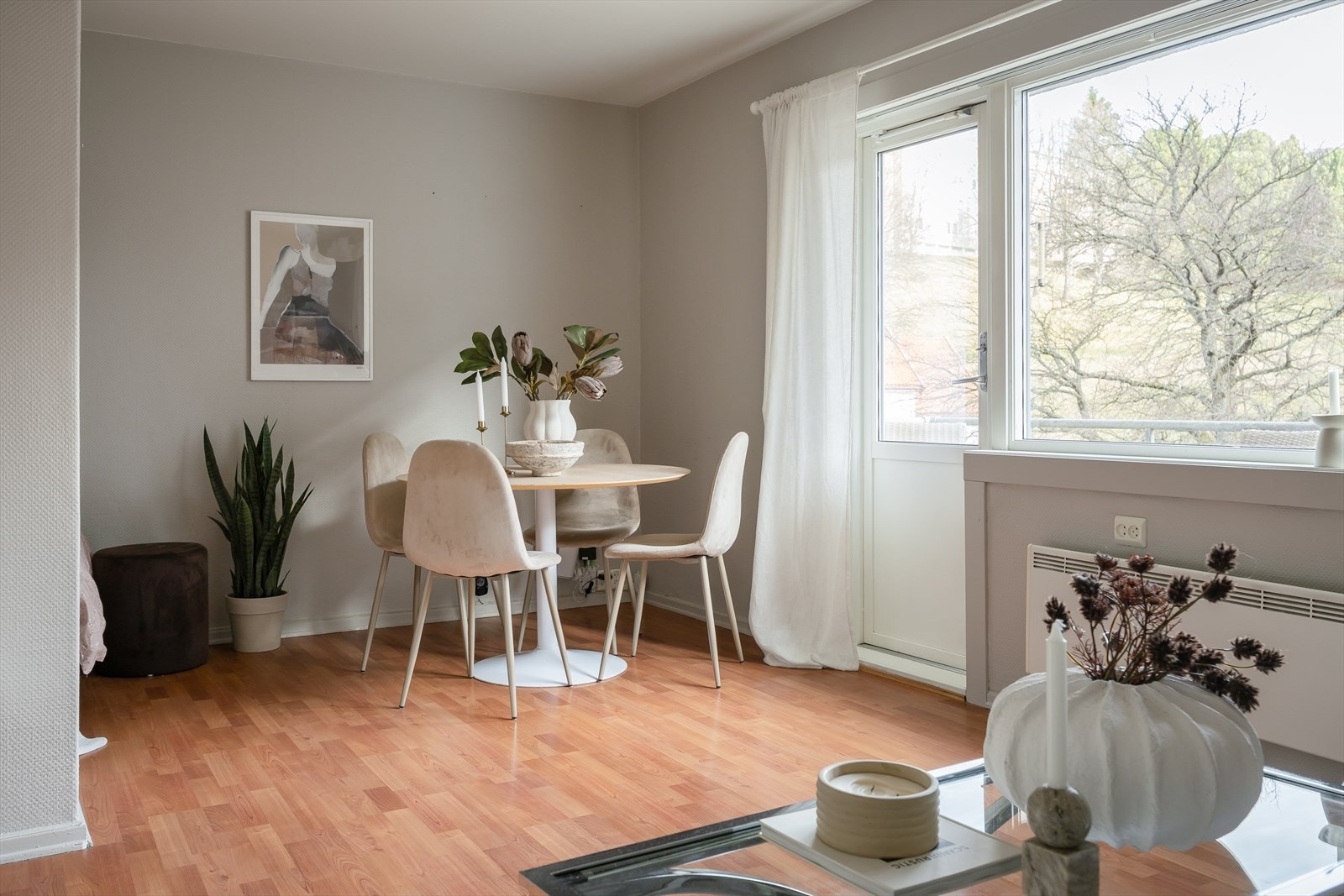 Rause vindusflater sørger for rikelig med naturlig lysinnslipp. Vinduene ble byttet i 2011 i regi av borettslaget. Galleribilde