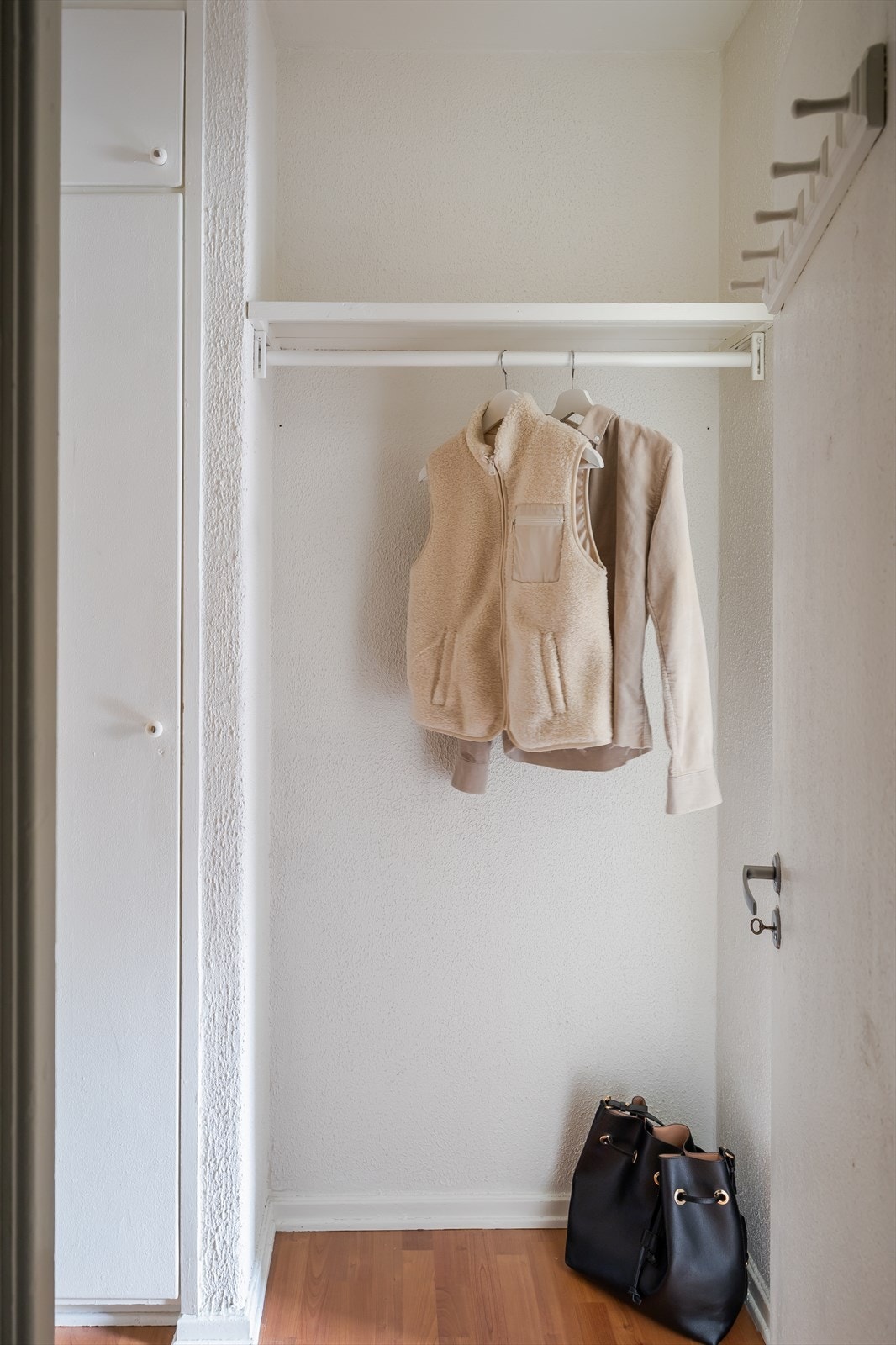 Entrè med klesoppheng. Galleribilde