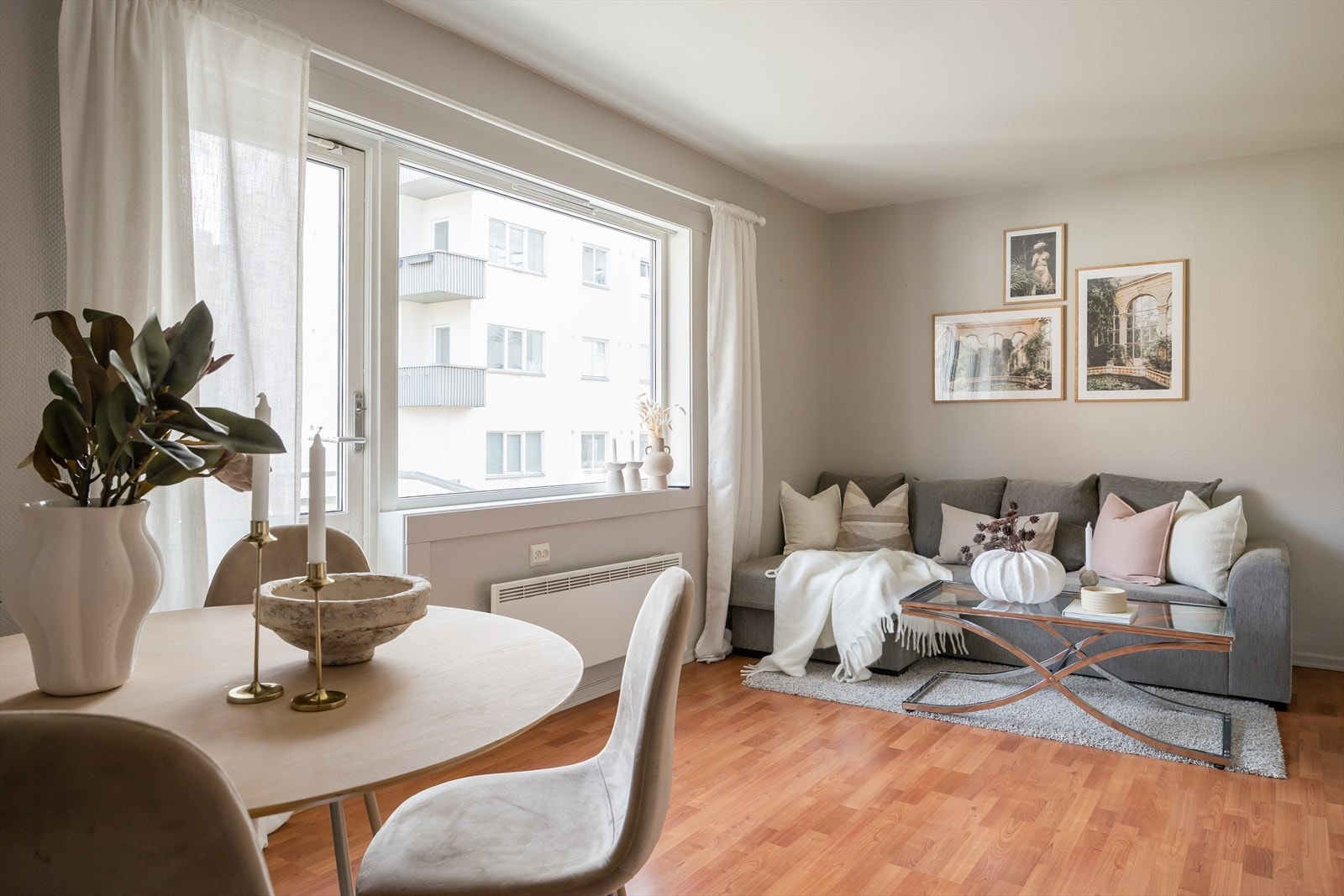 Velkommen til Klæbuveien 46 - En delikat og tilbaketrukket leilighet med attraktiv beliggenhet i enveiskjørt gate ved frodige Høyskoleparken. Galleribilde