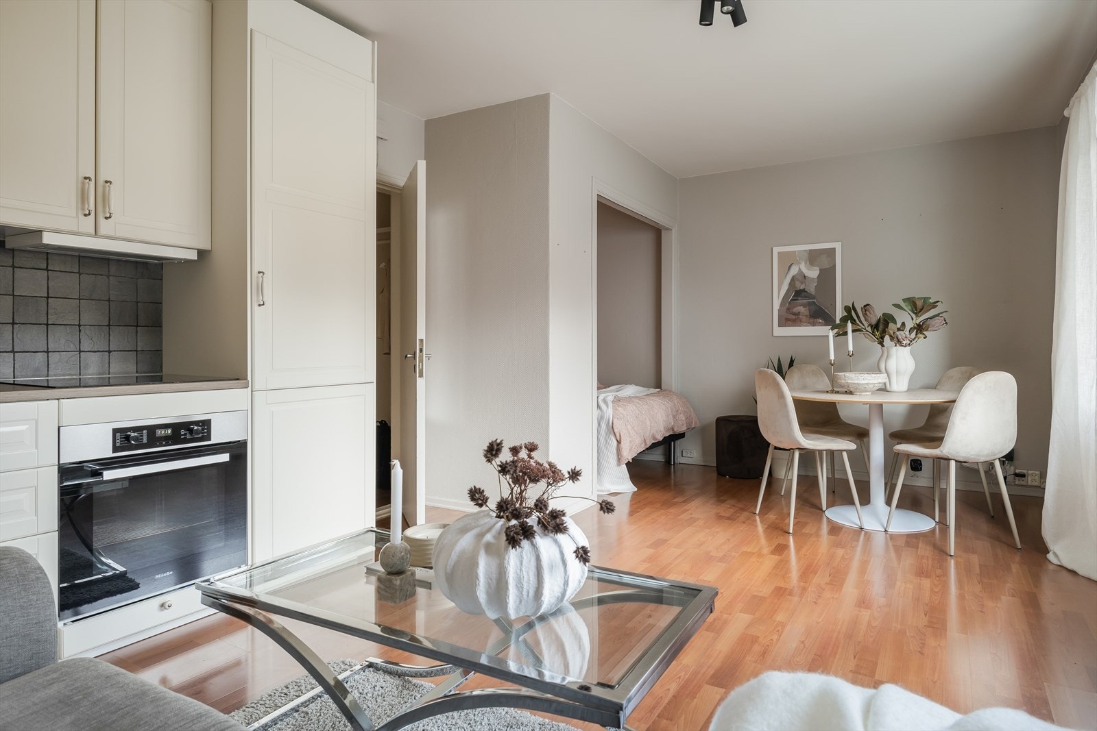 Leiligheten har god og arealeffektiv planløsning med sovealkove. Galleribilde