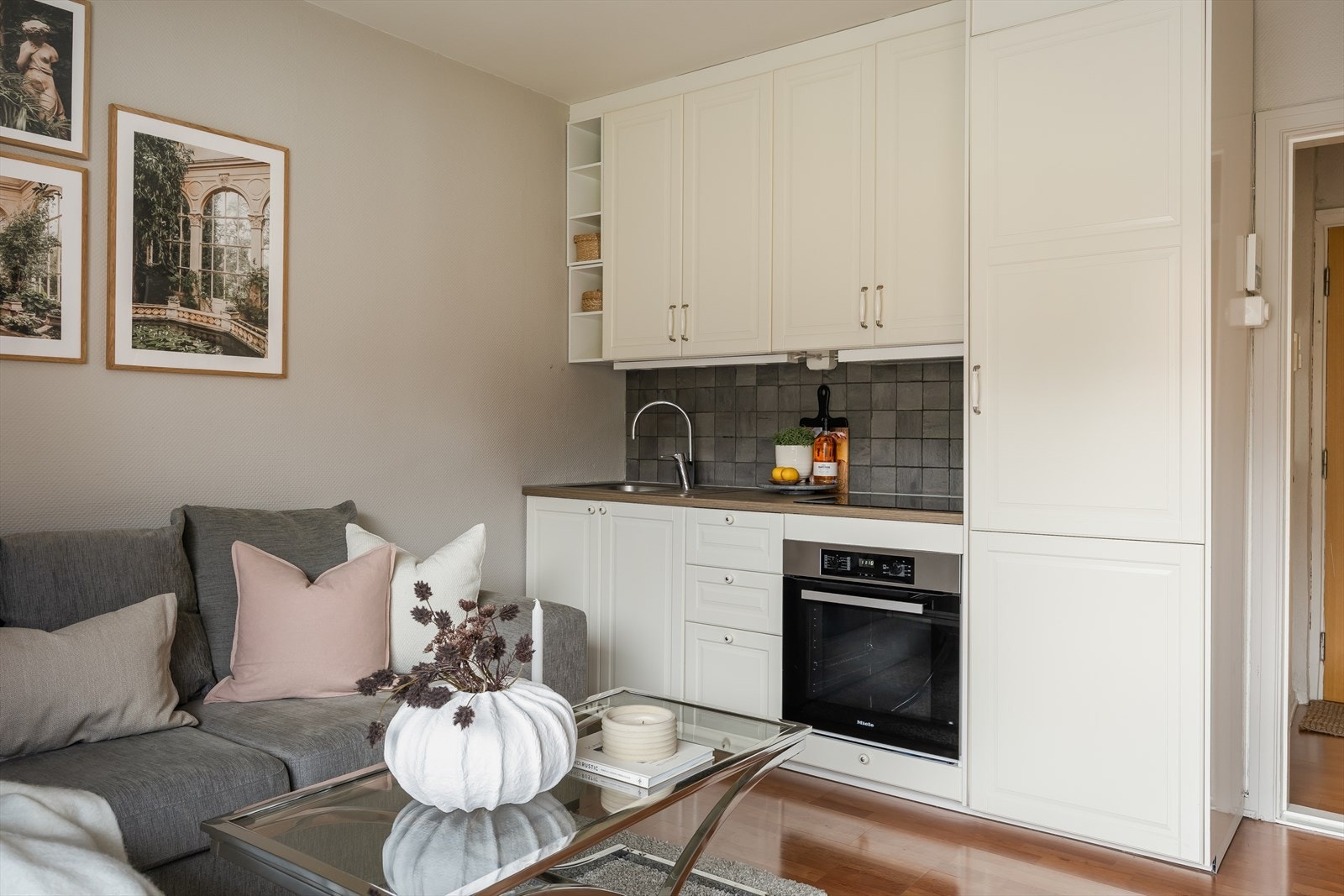 Smakfullt og tidløs kjøkken fra 2018 med integrerte hvitevarer som medfølger handelen. Kjøkkenet har fått tilstandsgrad 1 av takstmann. Galleribilde