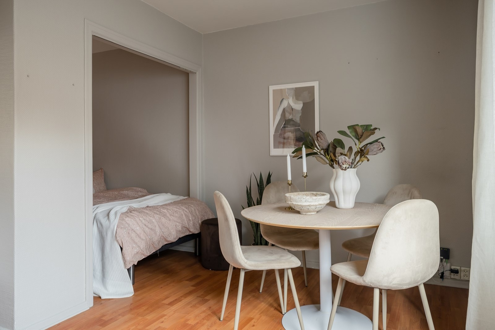 Det er mye inkluder i de lave månedlige felleskostnadene som blant annet ubegrenset klesvask i vaskekjeller, tv, internett, betjening av andel fellesgjeld, kommunale avgifter, felles bygningsforsikring og diverse vedlikehold/drift iht. regnskap. Galleribilde