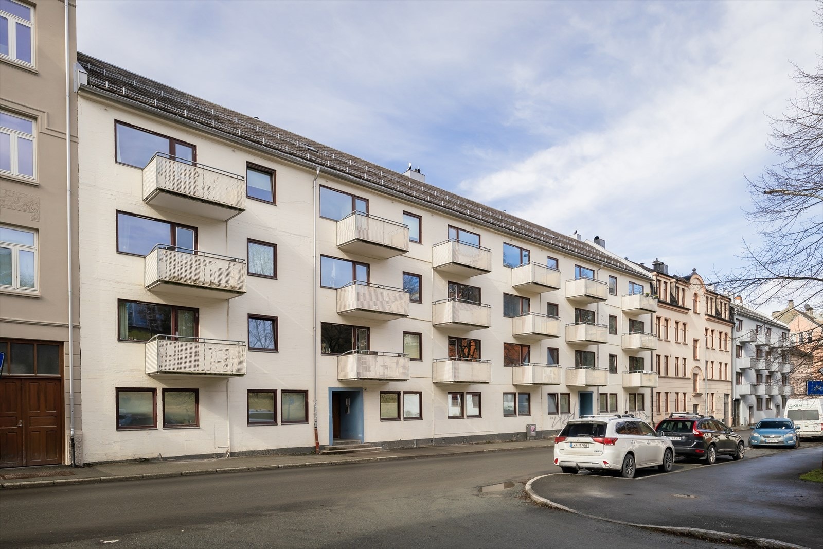 Fasade ligger vendt mot flotte og frodige Høyskoleparken. Galleribilde