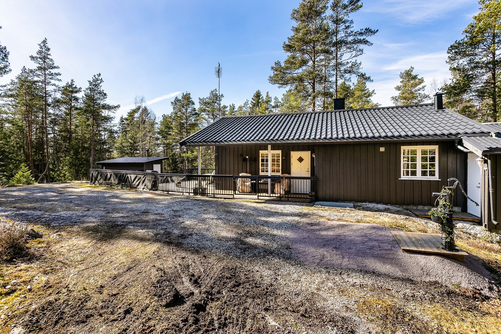 Bod/teknisk rom har utvendig adkomst fra inngangspartiet. Det er mulighet for utvendig adkomst også til badet. Galleribilde