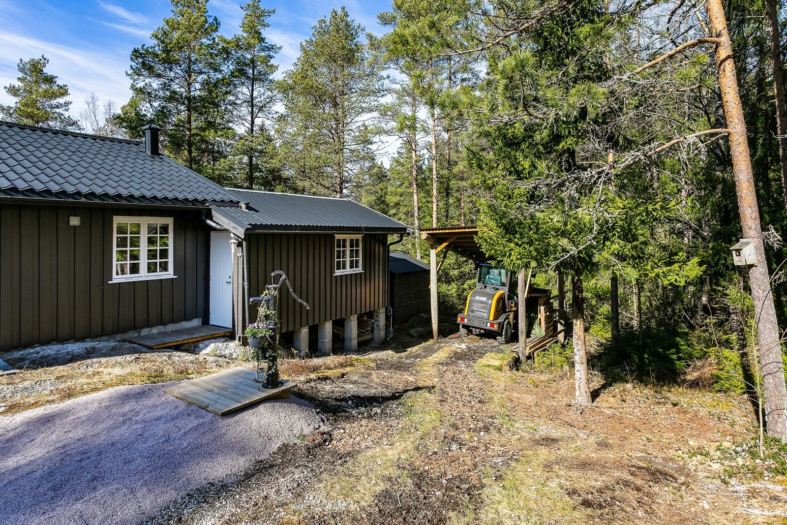 I terrenget nord for hytta er vognskjul og frittstående bod oppført. Galleribilde