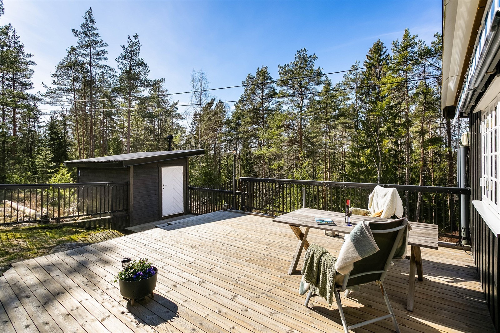 Til lyden av fuglesang og ikke stort annet kan du på terrassen få med deg solens gang gjennom dagen sommerstid. Galleribilde