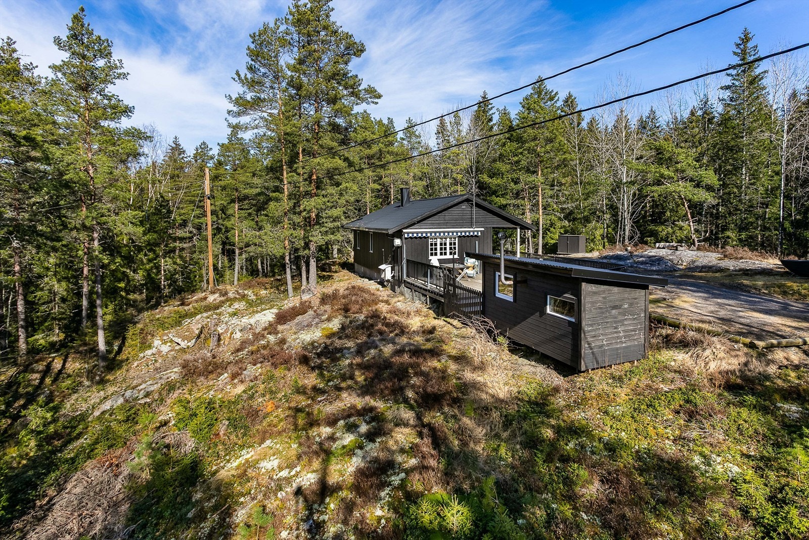 I badstuebygget foran terrassen er gulvflaten målt til ca. 7 kvm., takhøyden fra 1,75 til 1,95 meter. Galleribilde