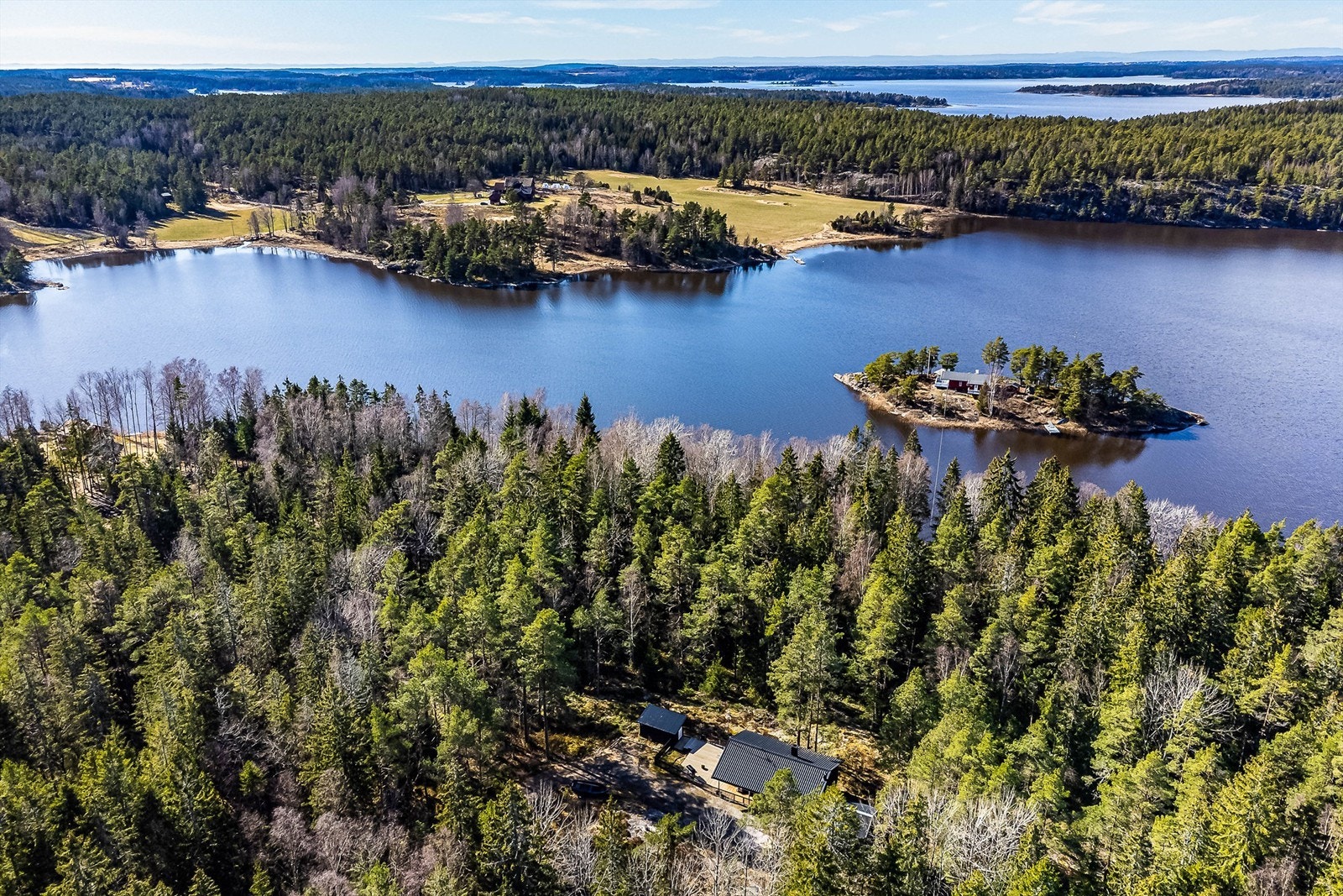 Omgitt av fri natur er denne eiendommen meget usjenert. Her kan du oppleve privatliv i stort monn, knappe 100 meter fra Vansjøs bredd. Galleribilde