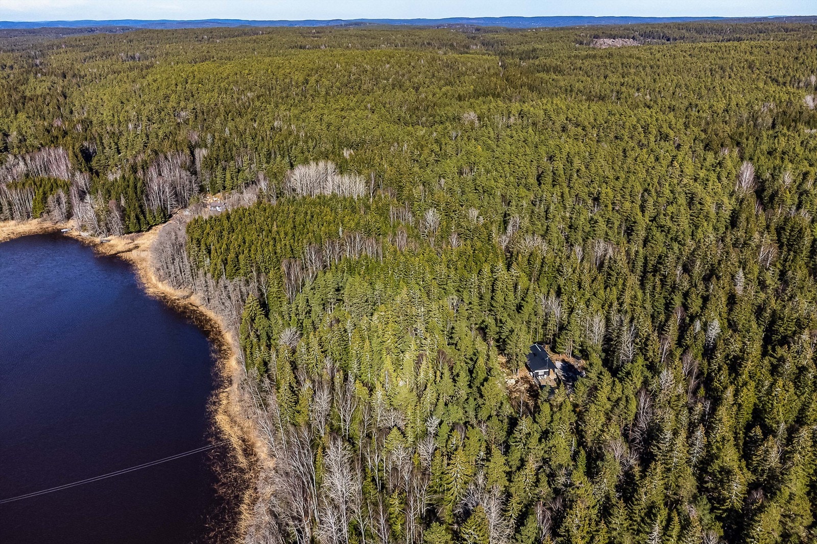 Eiendommen har tinglyst rett til både vei og båtplass. Vansjø er ypperlig for vannsportsaktiviteter og fiske. Galleribilde