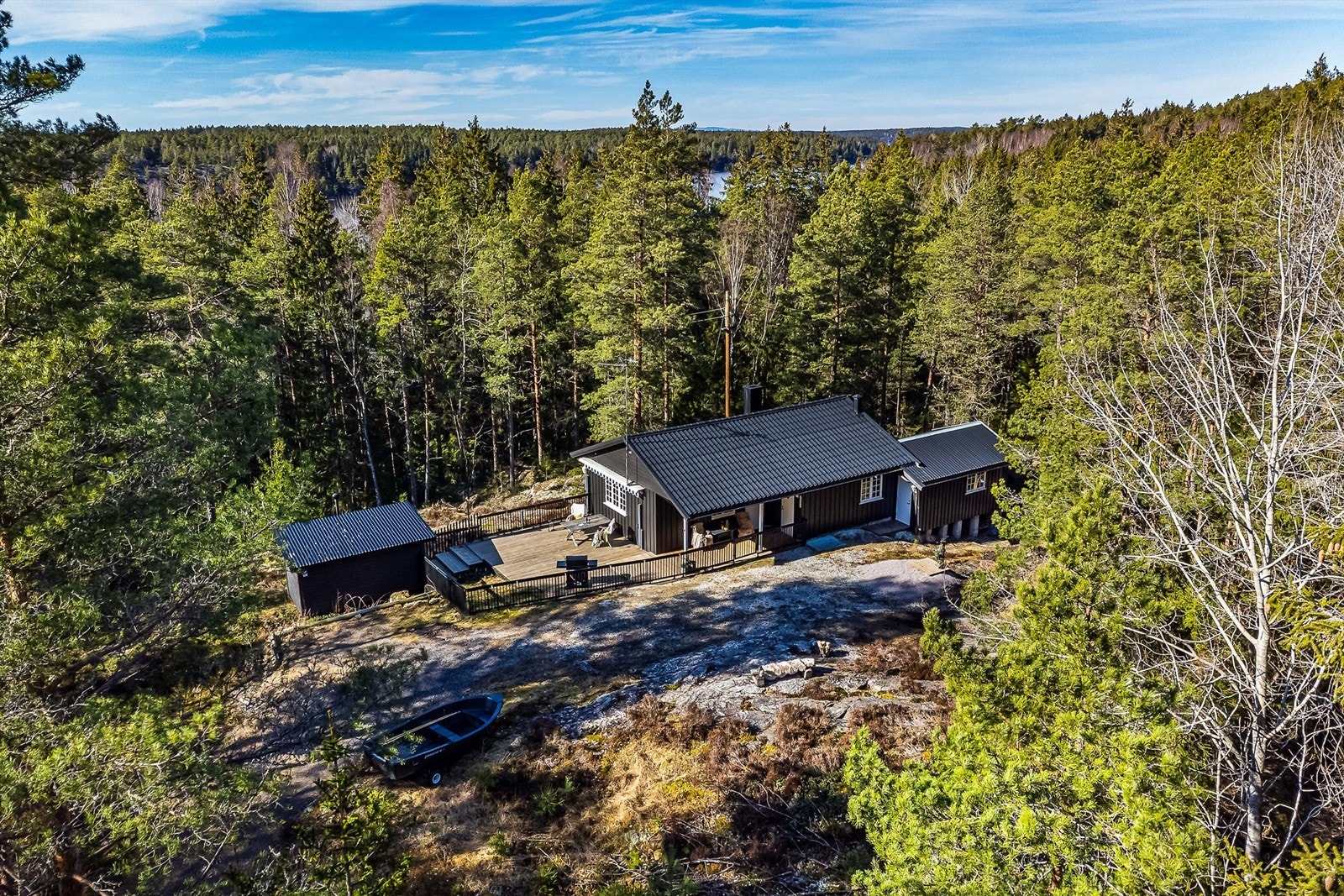 Hytta ble oppført i 1975, tilbygget i 1995 og er påkostet i senere år. Frittstående badstue og bod er oppført siden 2015. Galleribilde