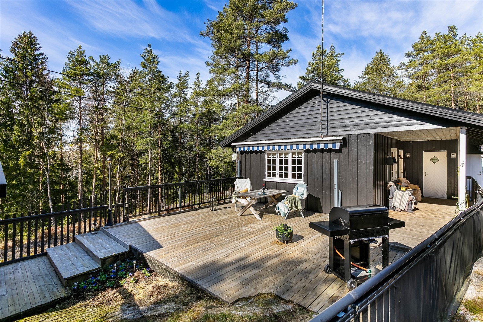 Foran hyttas solfylte sydside er terrasse på omfangsrike 49 kvm. anlagt. Galleribilde