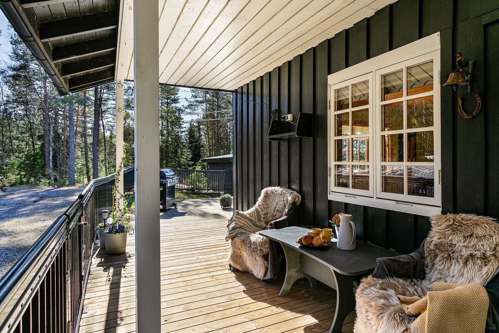 Gjerde rund baut sikrer terrassen for bruk også av de yngste familiemedlemmene. Galleribilde