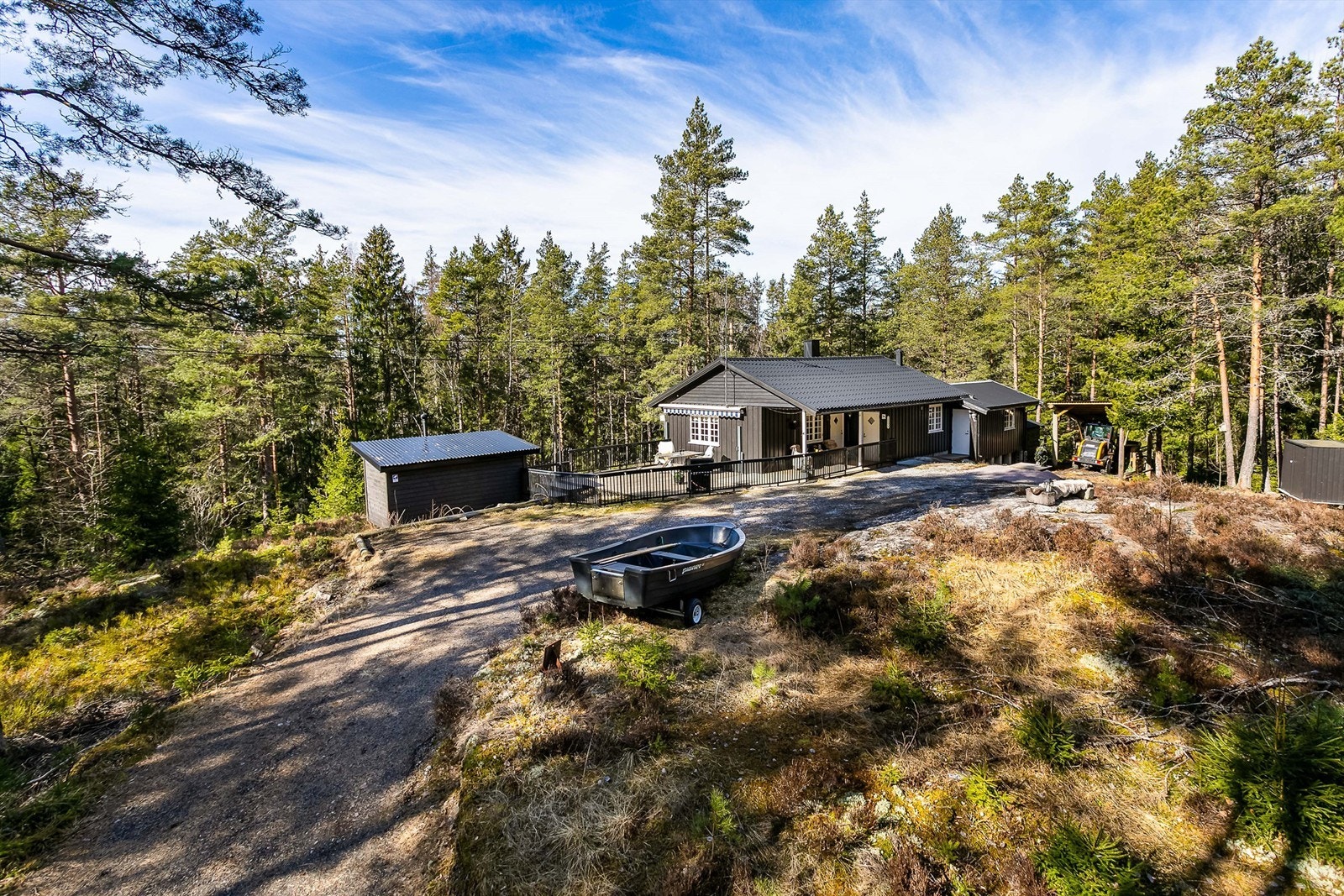 Gruset vei er anlagt frem til hytta. Galleribilde