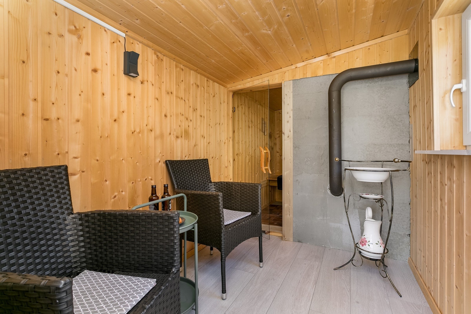 Badstuebygget inneholder foruten selve badstuen også et forværelse til eksempelvis en lounge. Frittstående badstue, og utvidelsen av terrassen mellom denne og hytta er ikke godkjent oppført av Råde kommune. Galleribilde