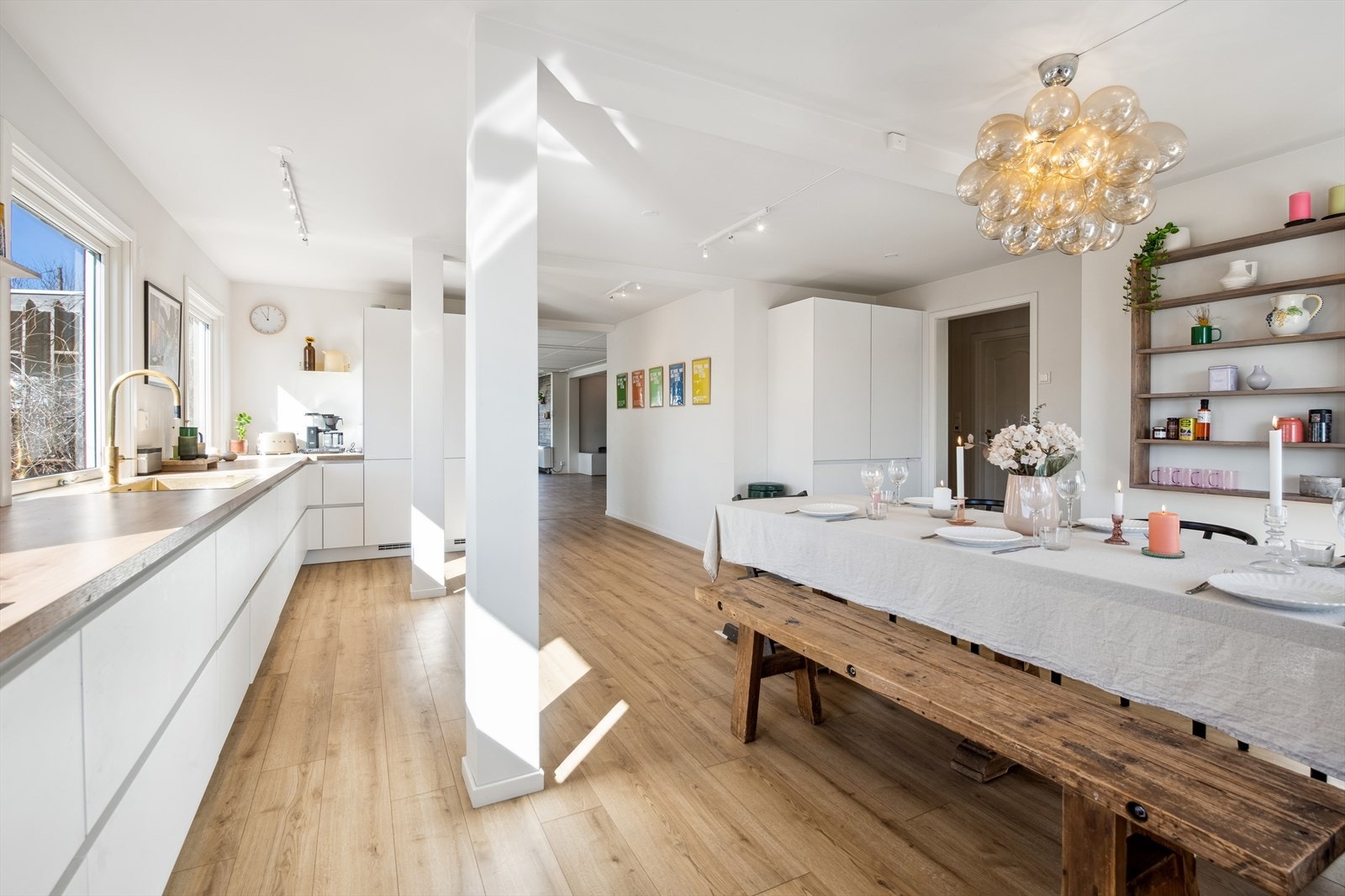 Det er benkeplate i laminat og oppvaskkum og blandebatteri i messing. Galleribilde