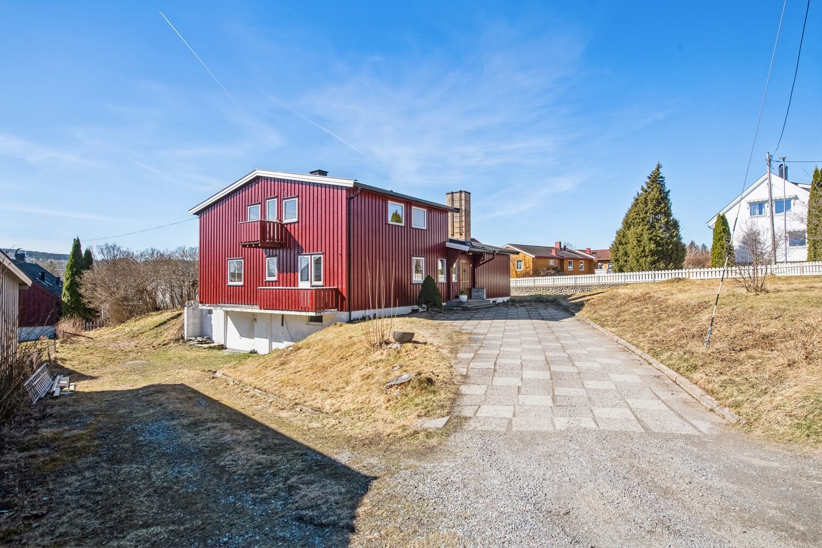 Tomten er romslig, og inngjerdet på 4 sider. Galleribilde