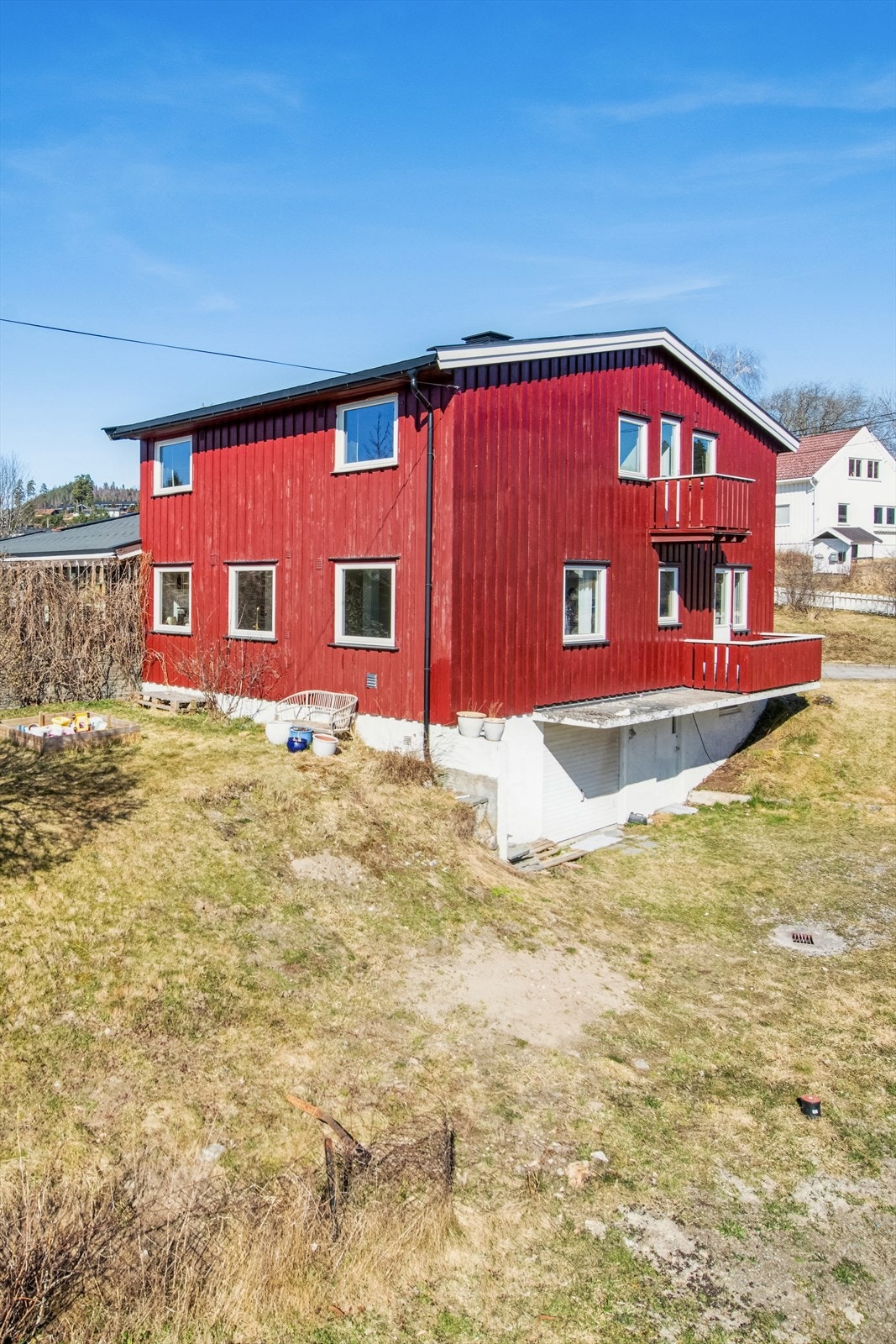 Huset har kjeller med utgangsdør. Kjelleren inneholder vaskerom, boder, kontor, garasje mm. Galleribilde