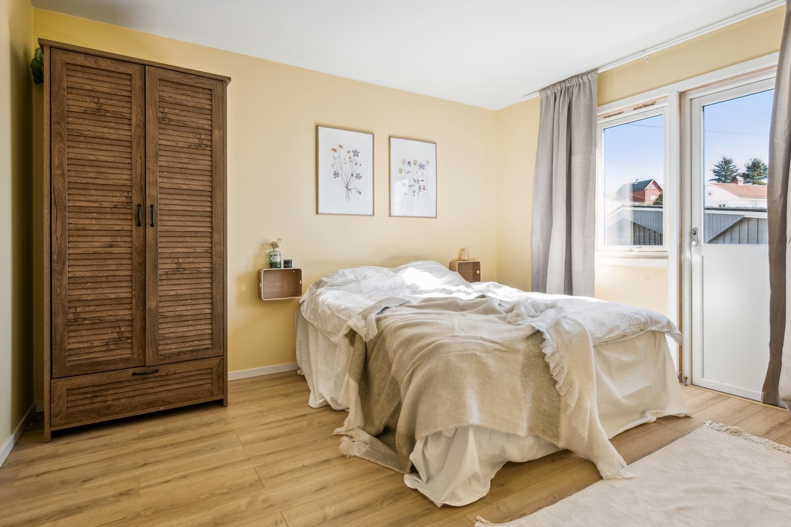 Soverom i 1. etasje har dør ut til liten luftebalkong Galleribilde