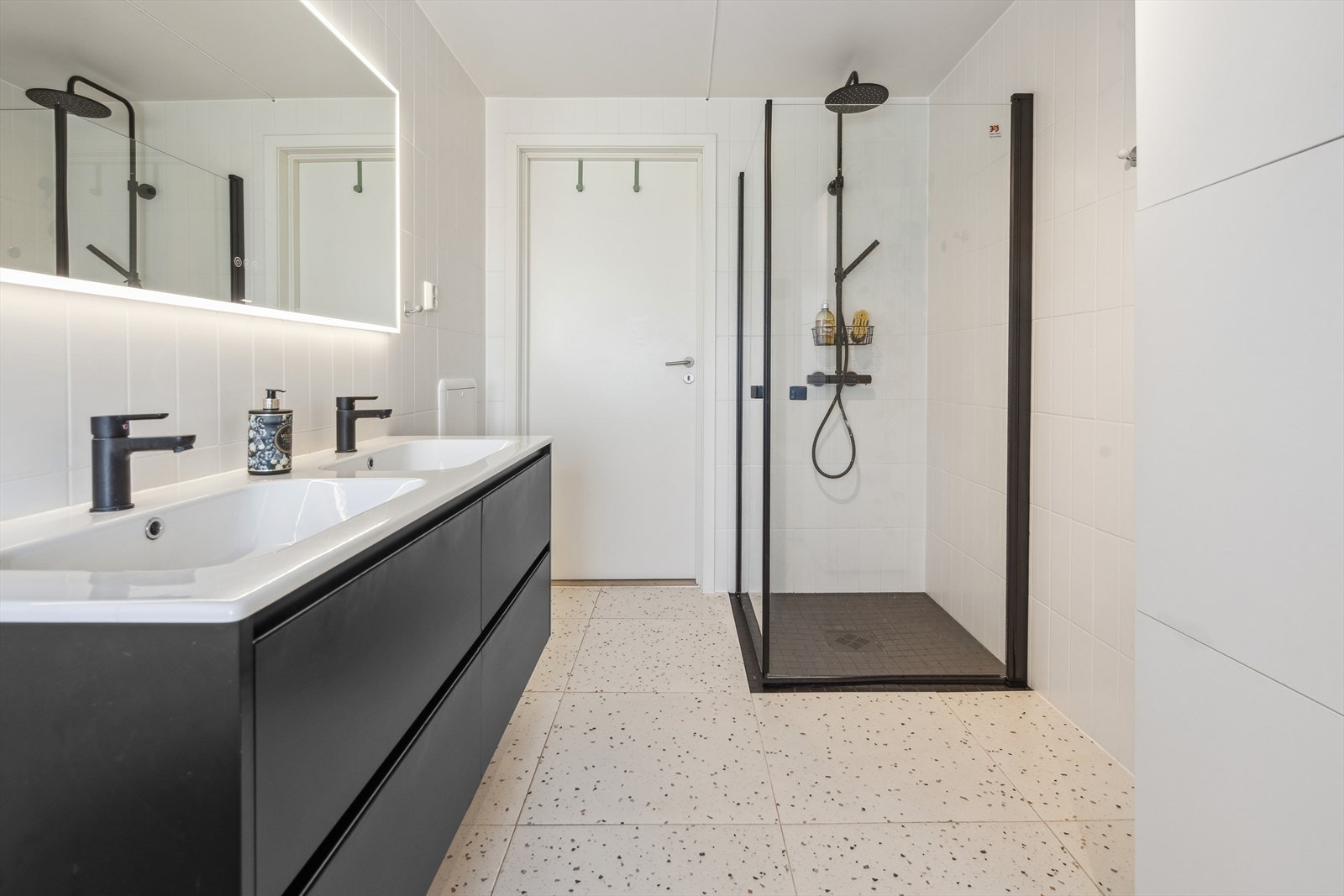 Stilig baderomsinnredning med to servanter og 4 skuffer. Galleribilde