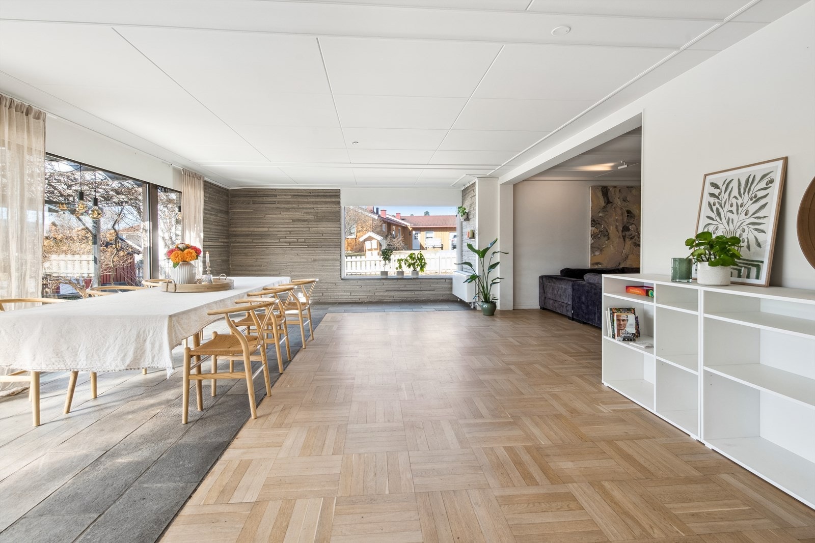 Stuen er svært romslig, og det er god plass til spisestue og sofagruppe. Galleribilde