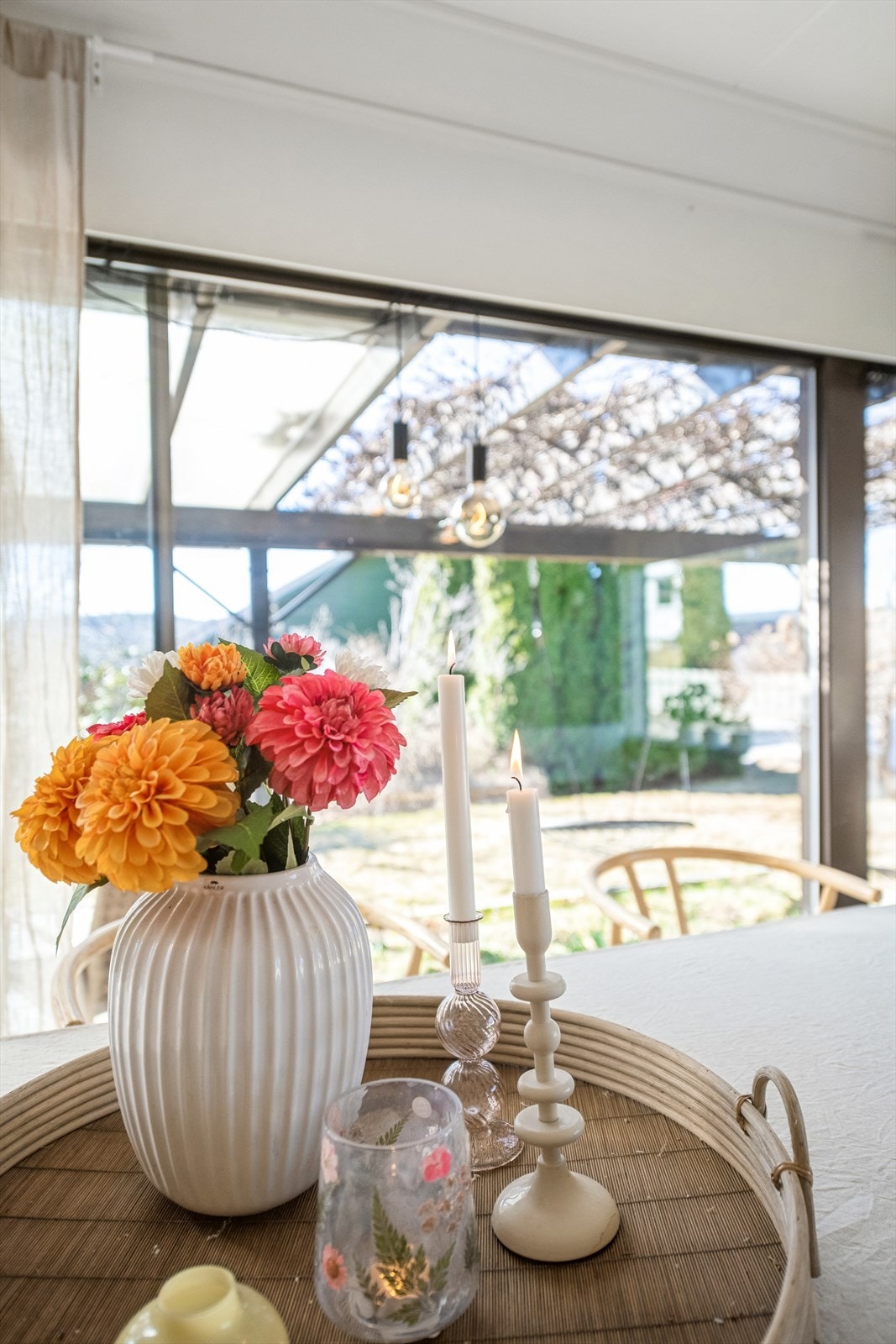 Store vindusflater gir rikelig med innslipp av naturlig lys, samt god romfølelse. Galleribilde